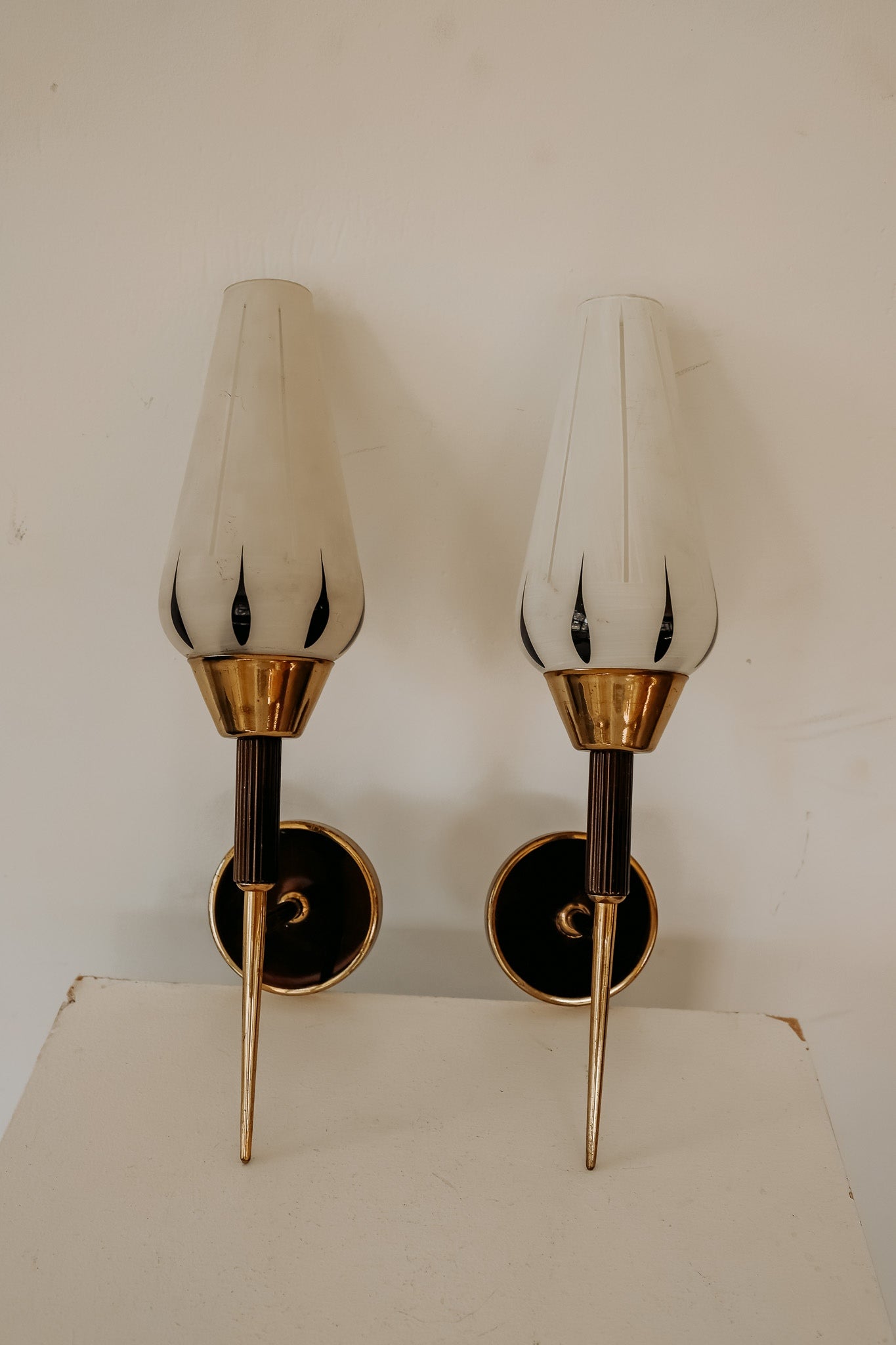 Franse wandlampen jaren 50 met glazen kap en messing, set van 2