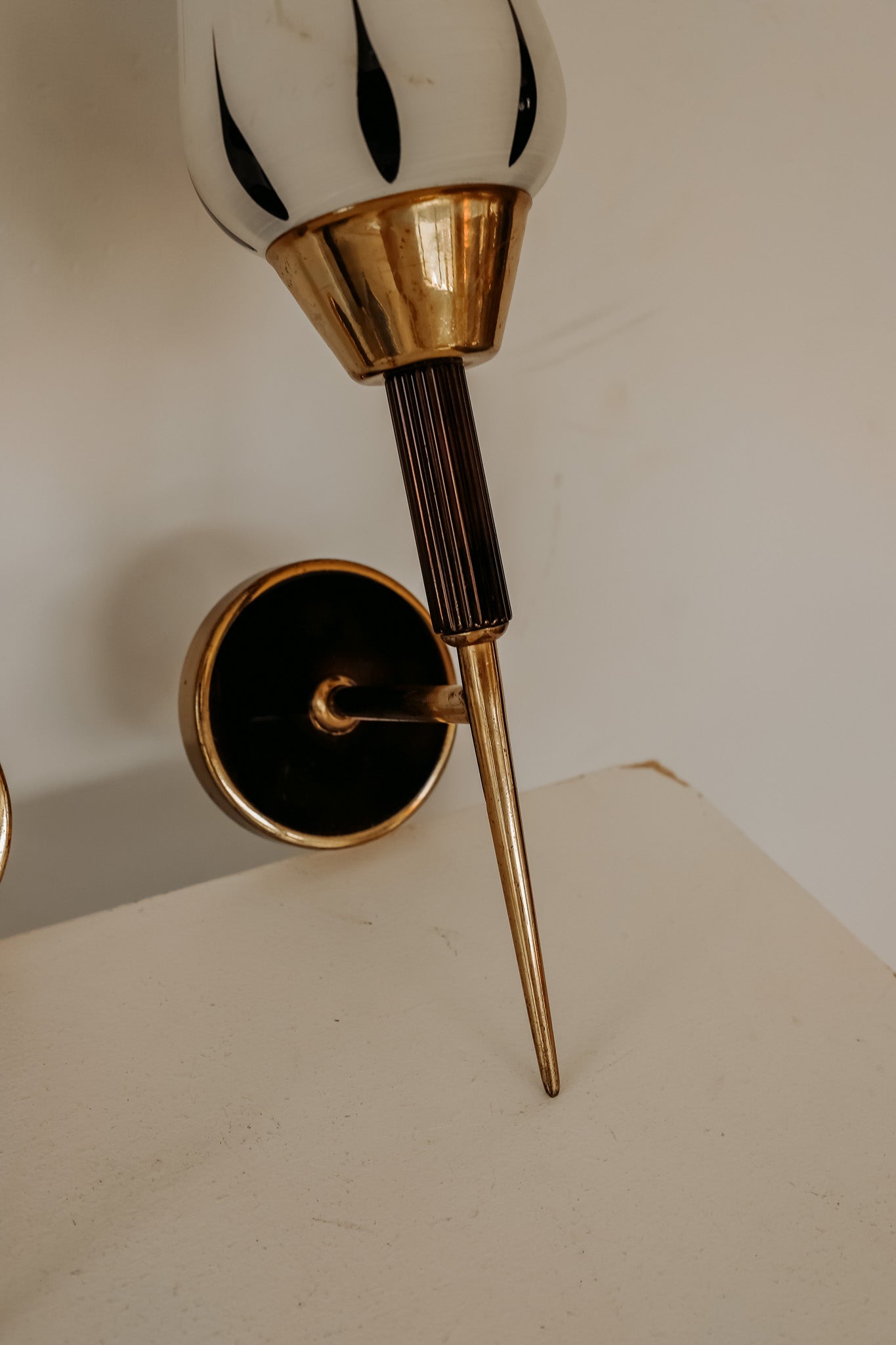 Franse wandlampen jaren 50 met glazen kap en messing, set van 2