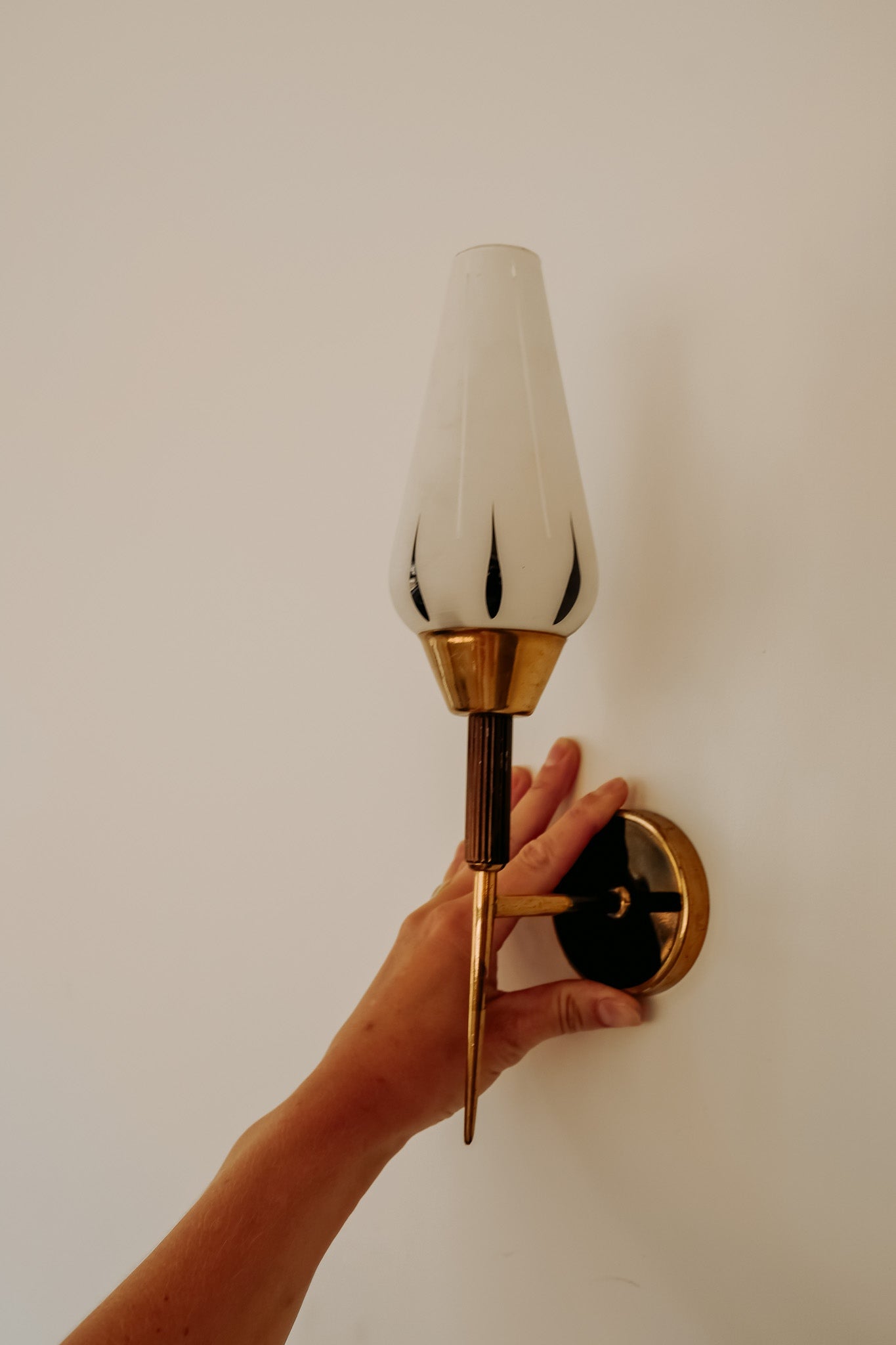 Franse wandlampen jaren 50 met glazen kap en messing, set van 2