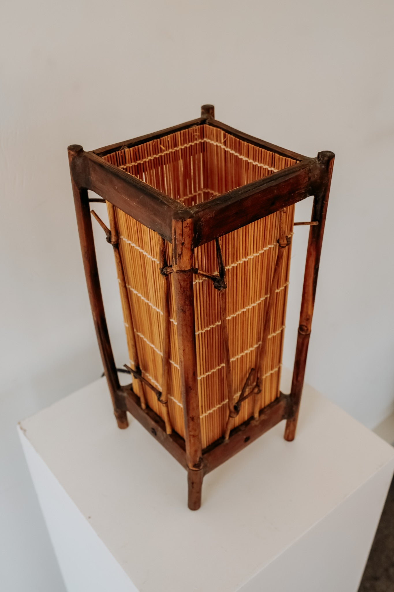 Vierkante bamboe tafellamp met rietpanelen, jaren 60