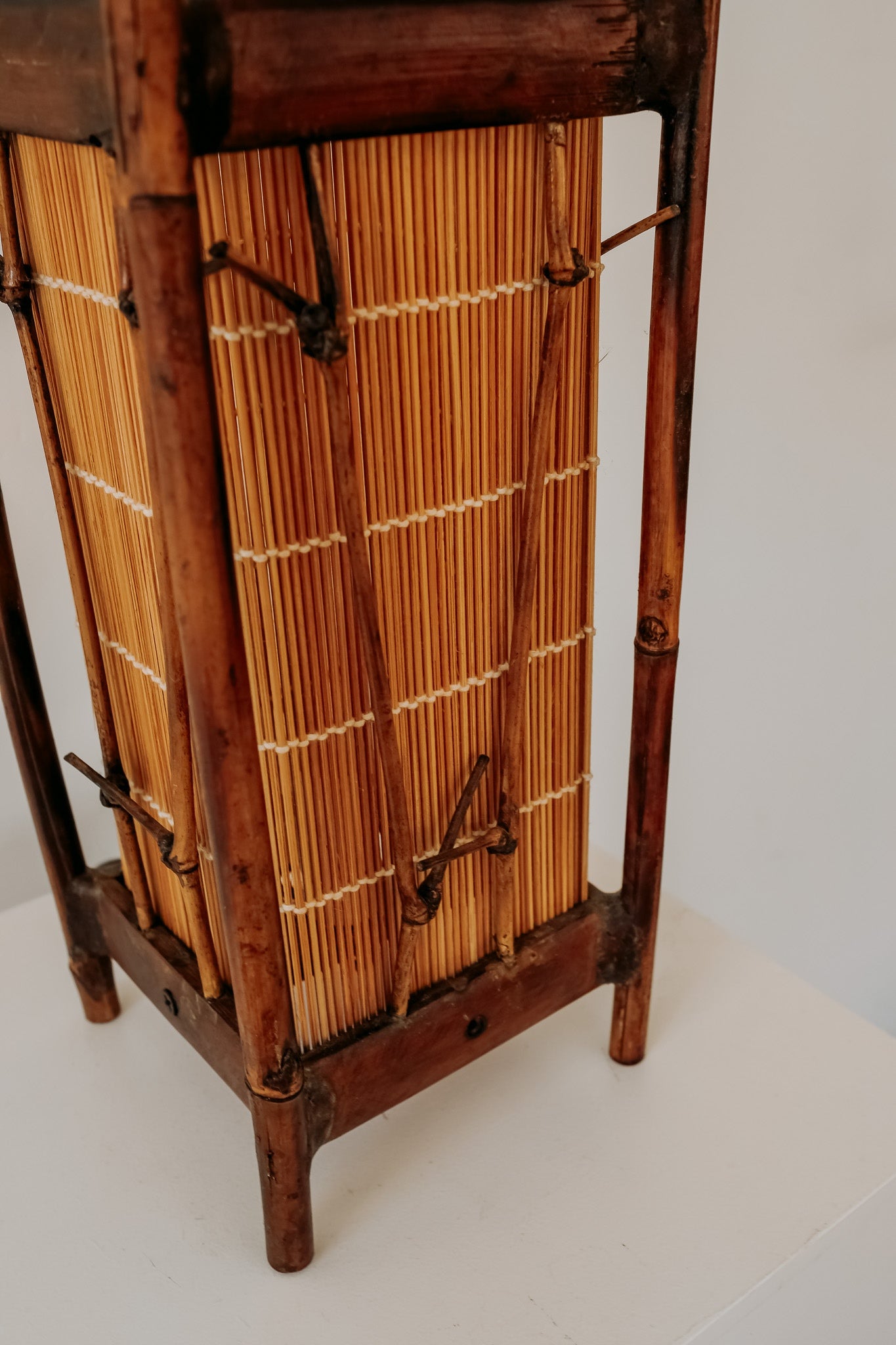 Vierkante bamboe tafellamp met rietpanelen, jaren 60