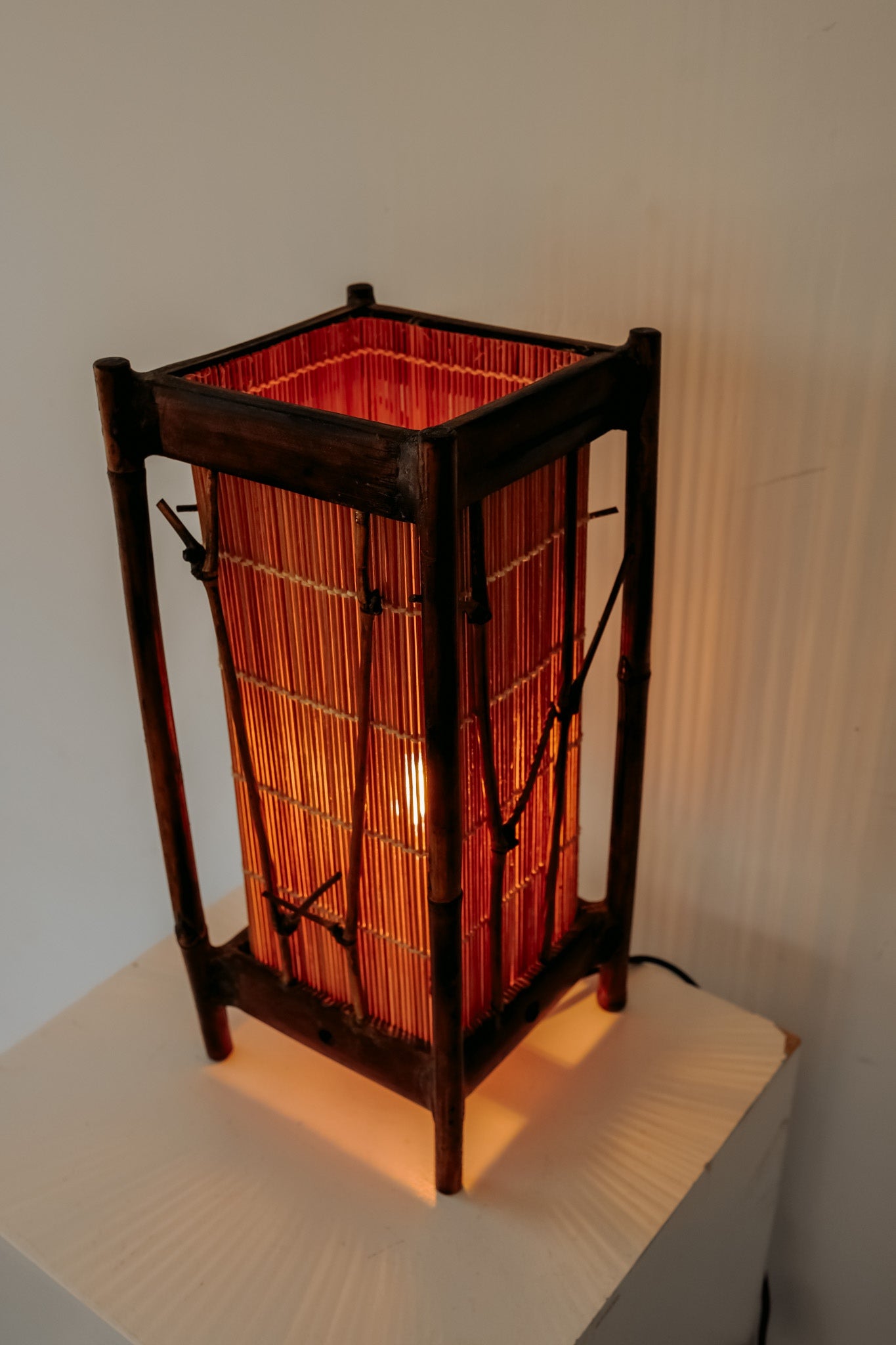 Vierkante bamboe tafellamp met rietpanelen, jaren 60
