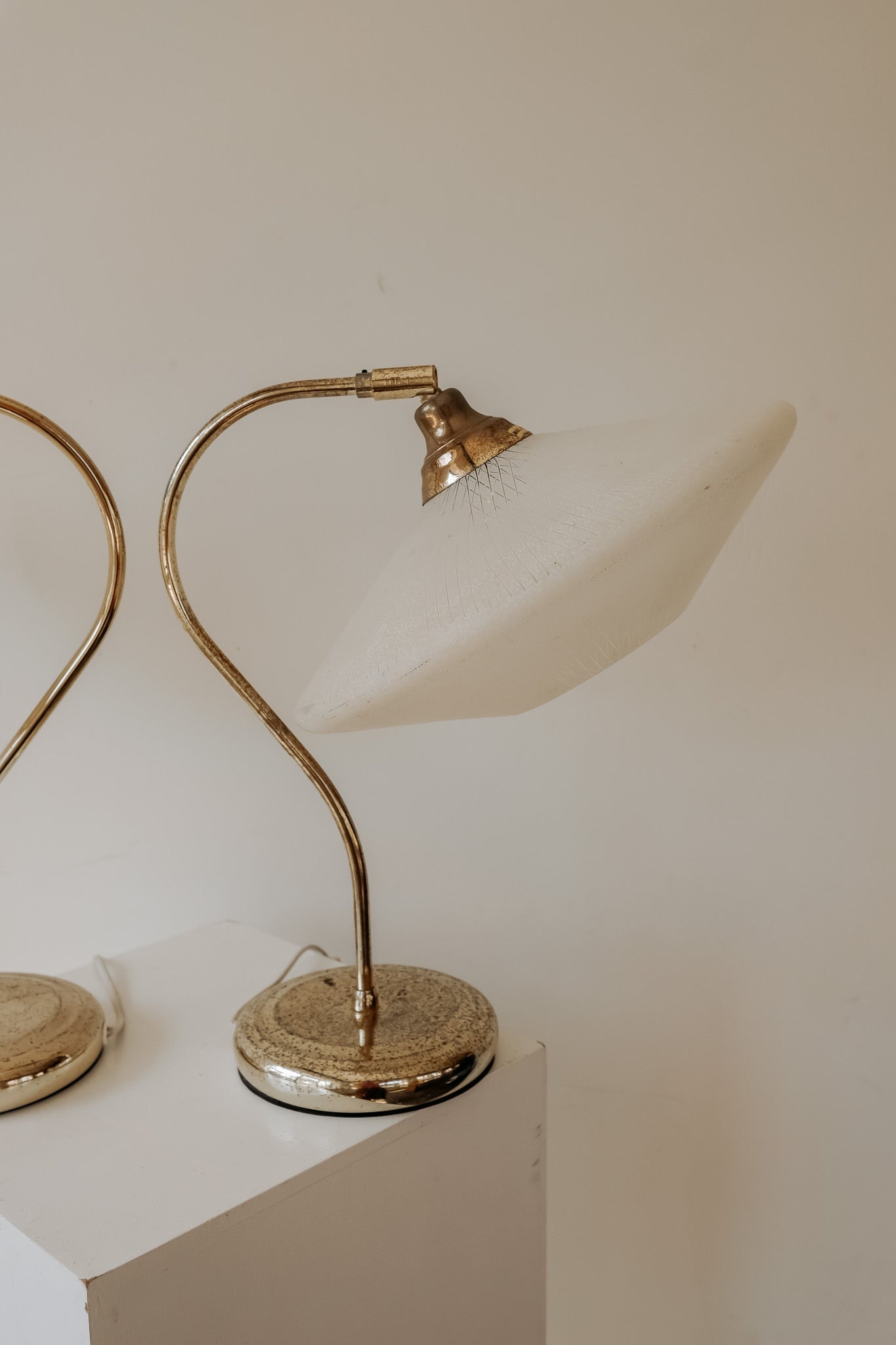 Stel van 2 vintage messing tafellampen met glazen kap