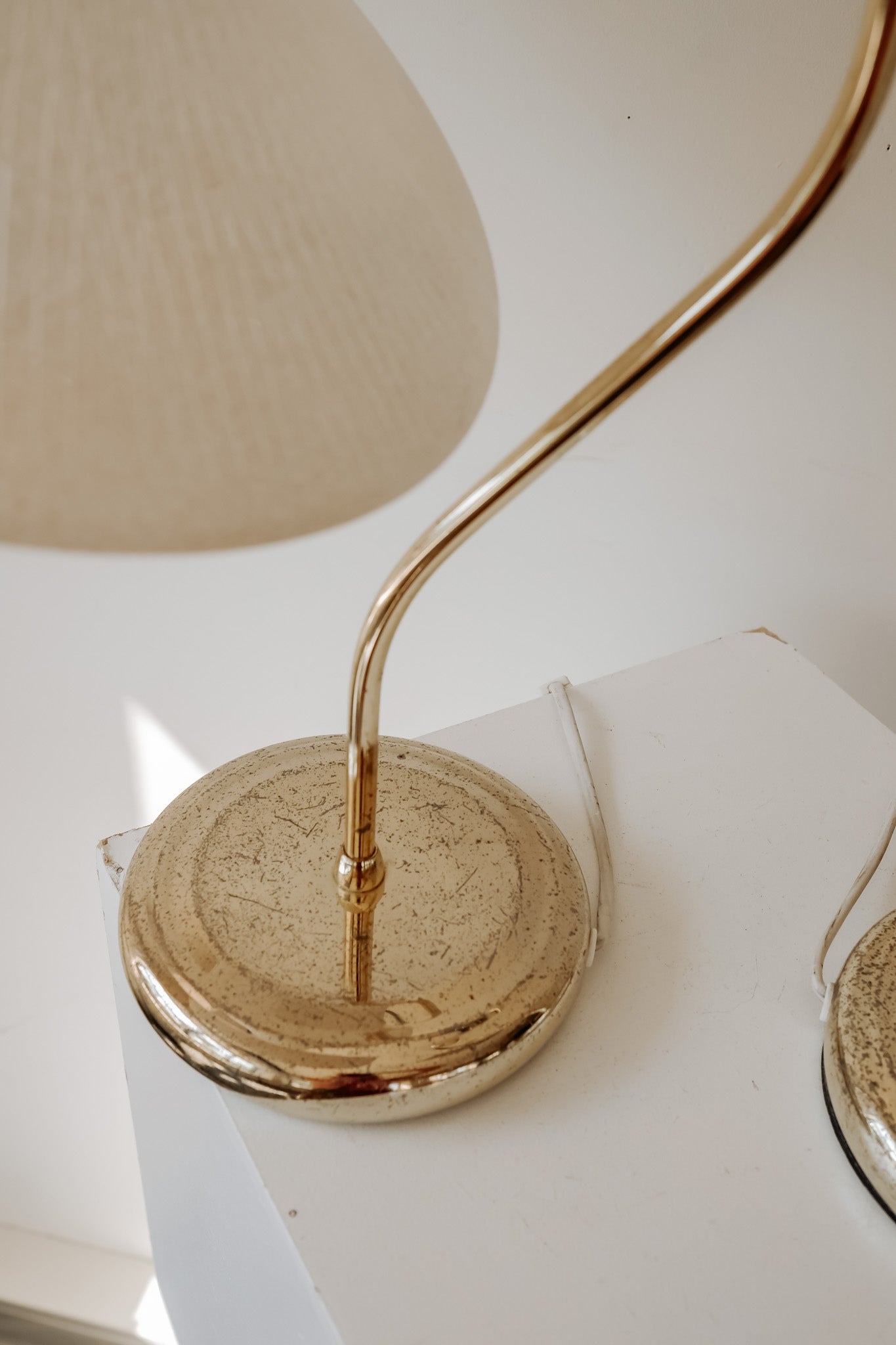 Stel van 2 vintage messing tafellampen met glazen kap