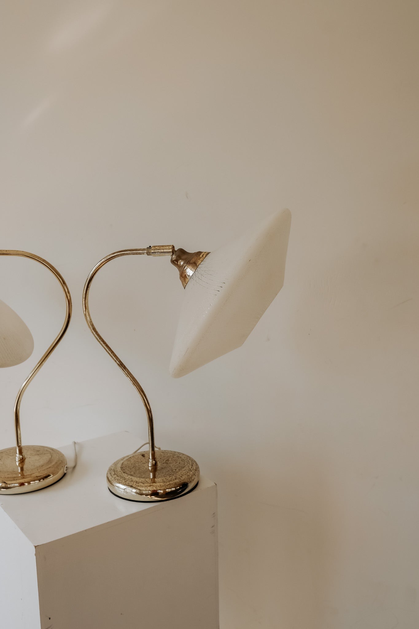 Stel van 2 vintage messing tafellampen met glazen kap