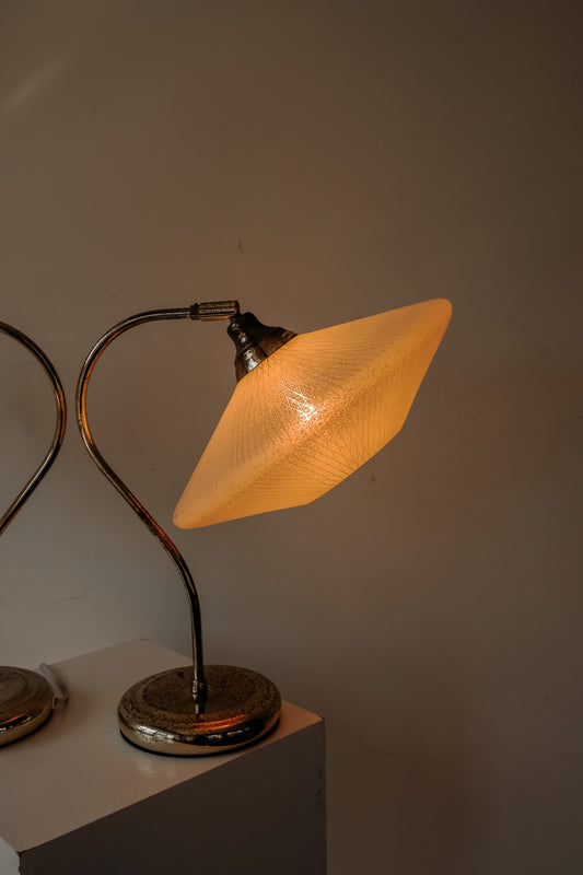Set van 2 vintage messing tafellampen met glazen kap