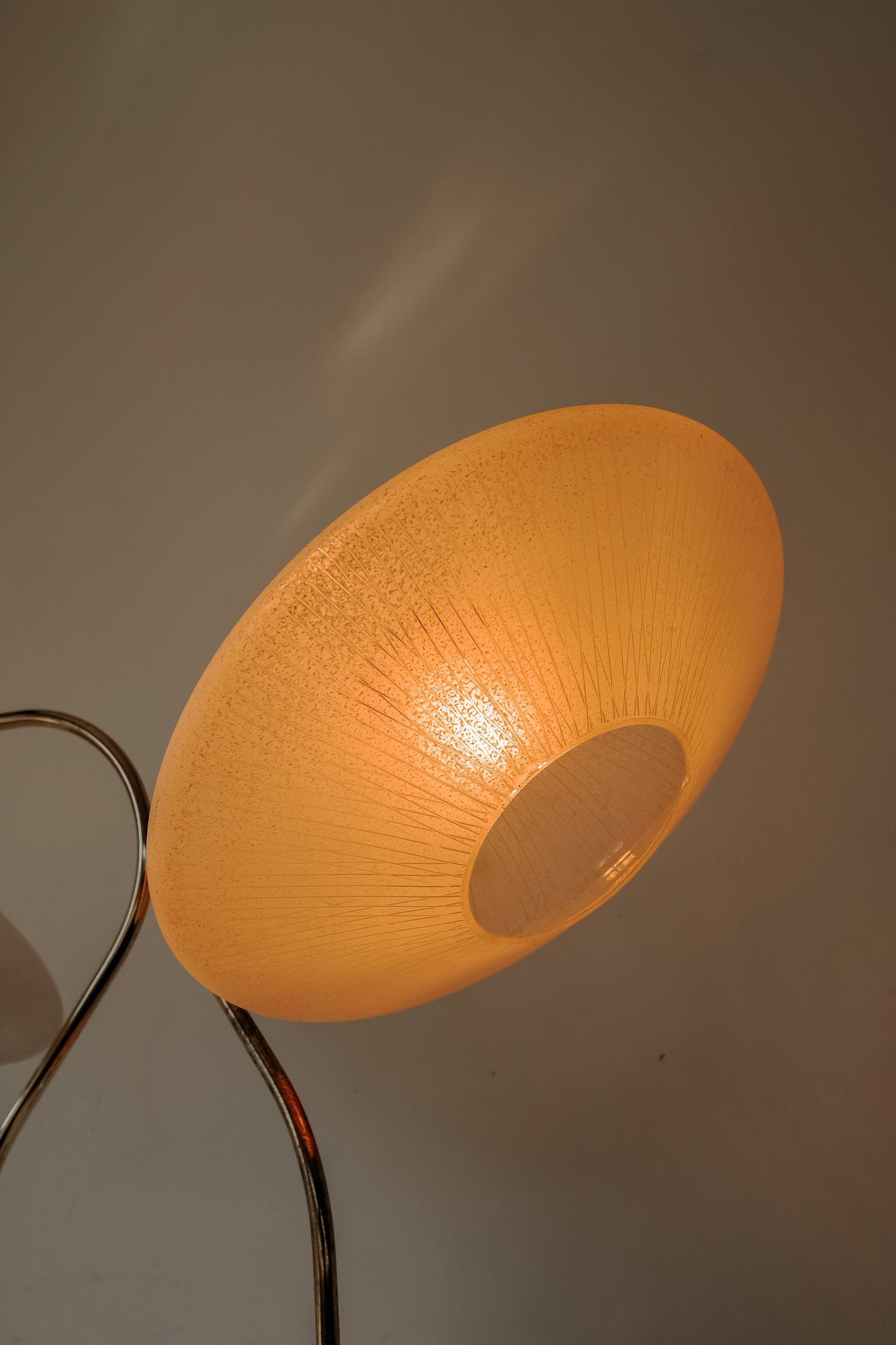 Stel van 2 vintage messing tafellampen met glazen kap