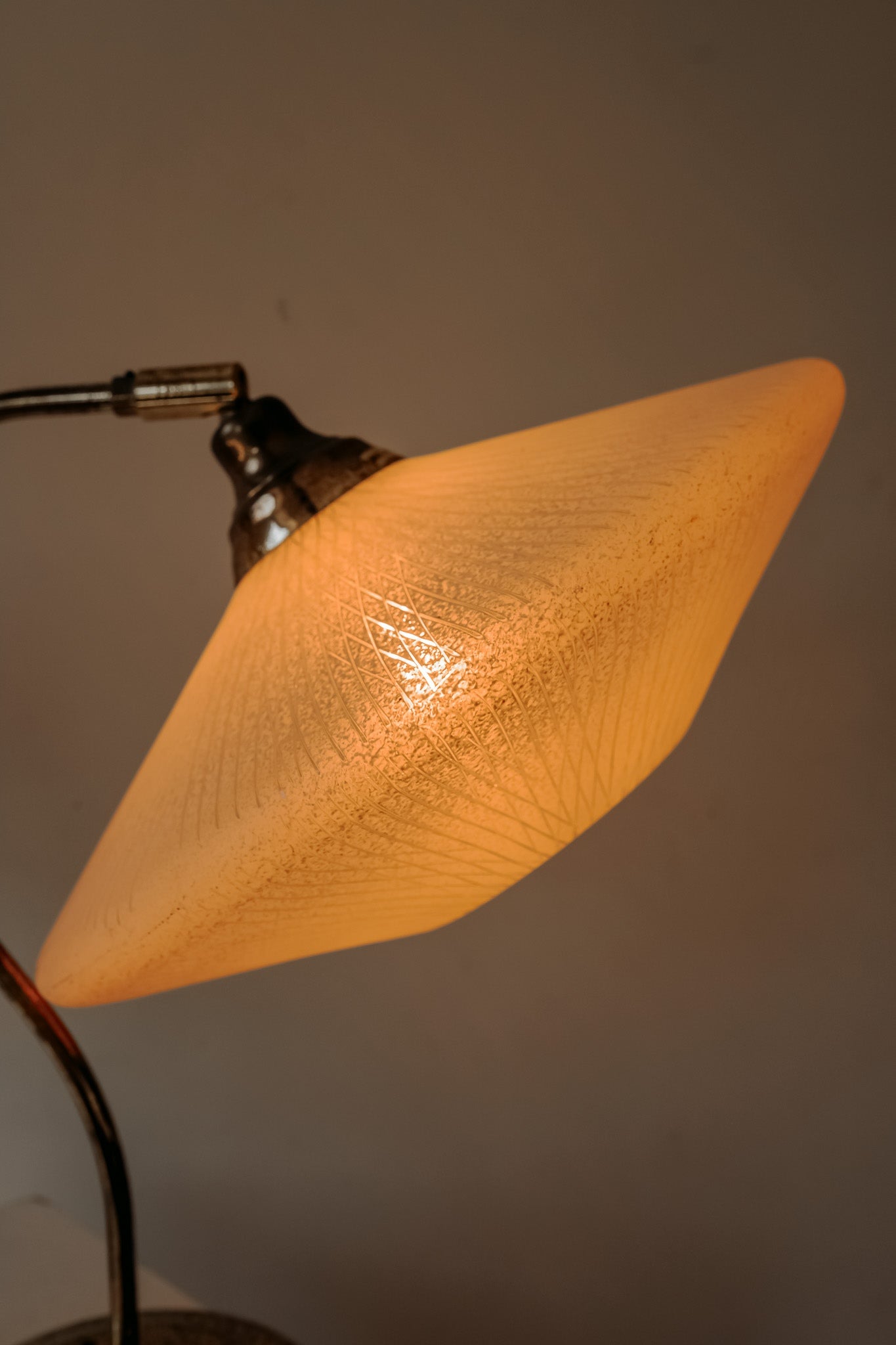 Stel van 2 vintage messing tafellampen met glazen kap