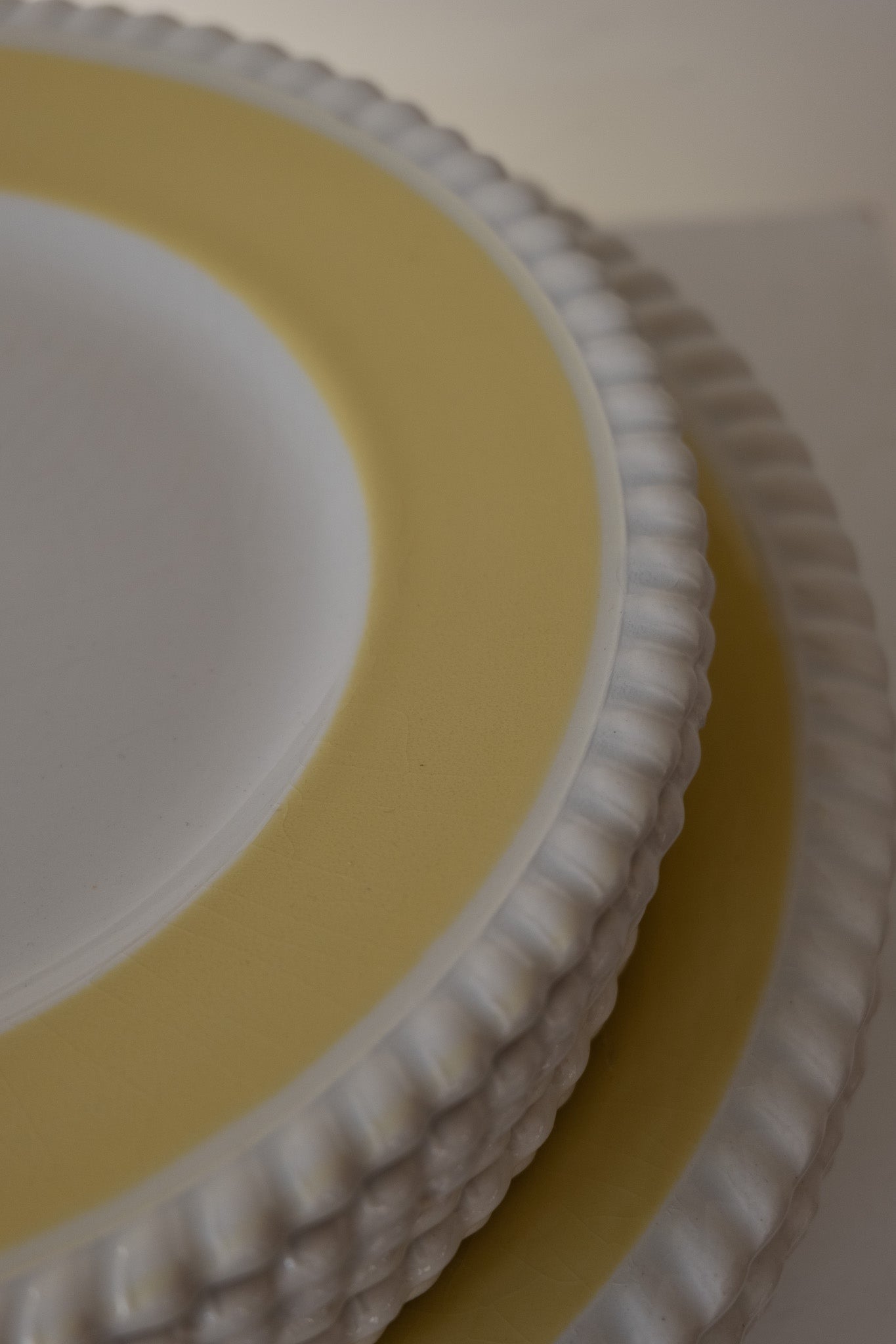 Botergele keramieken borden set vintage met swirl rand