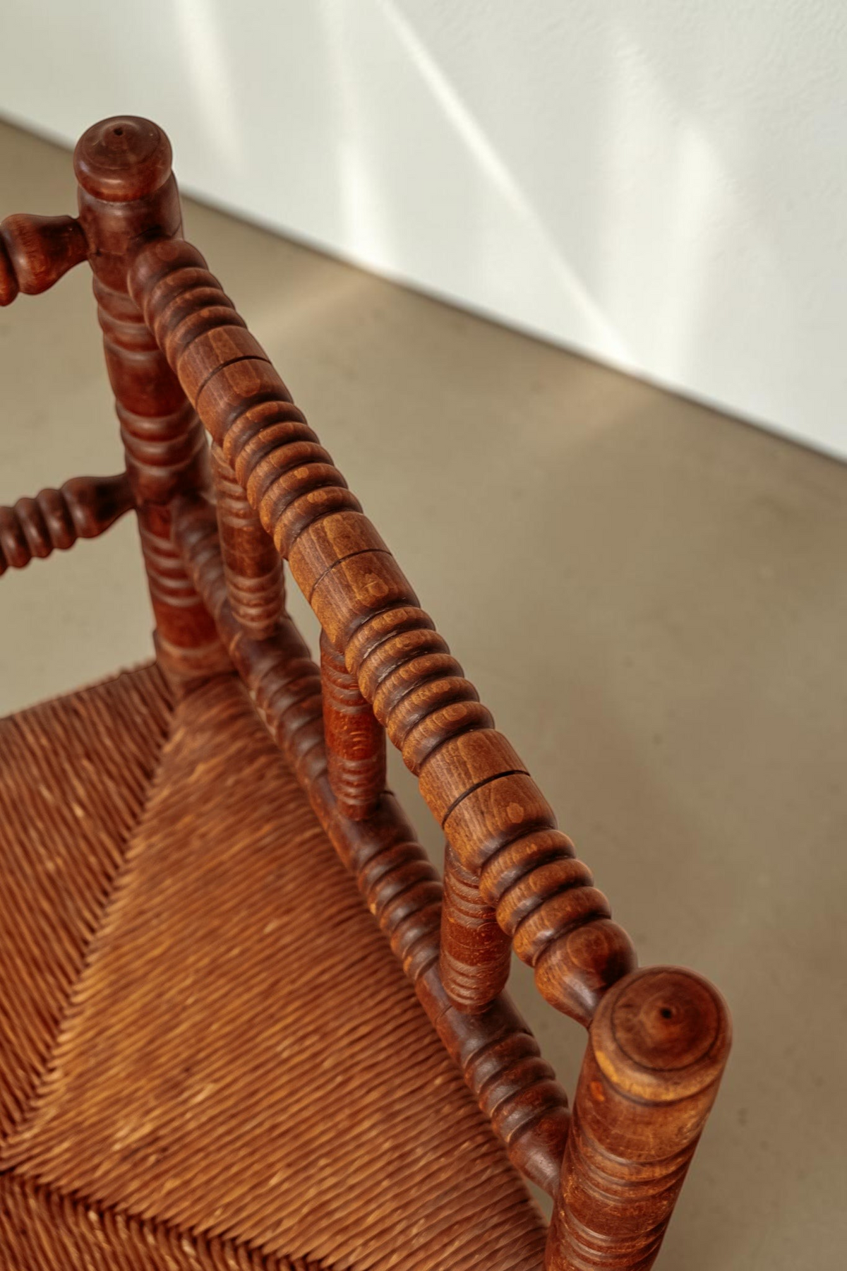 tessvintage vintage hoekstoel van massief hout met gedraaide bobbin details en een gevlochten rieten zitting