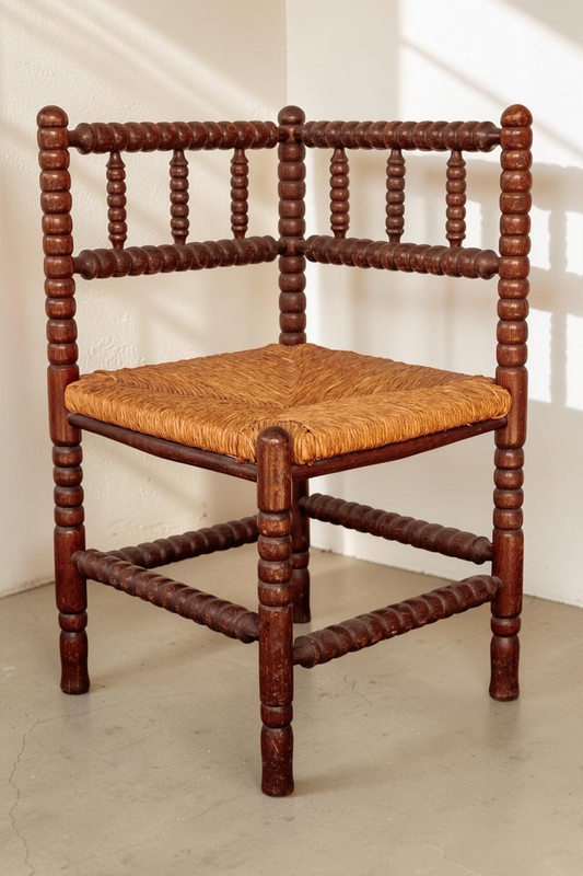 tessvintage vintage houten hoekstoel met bobbin details en een gevlochten rieten zitting