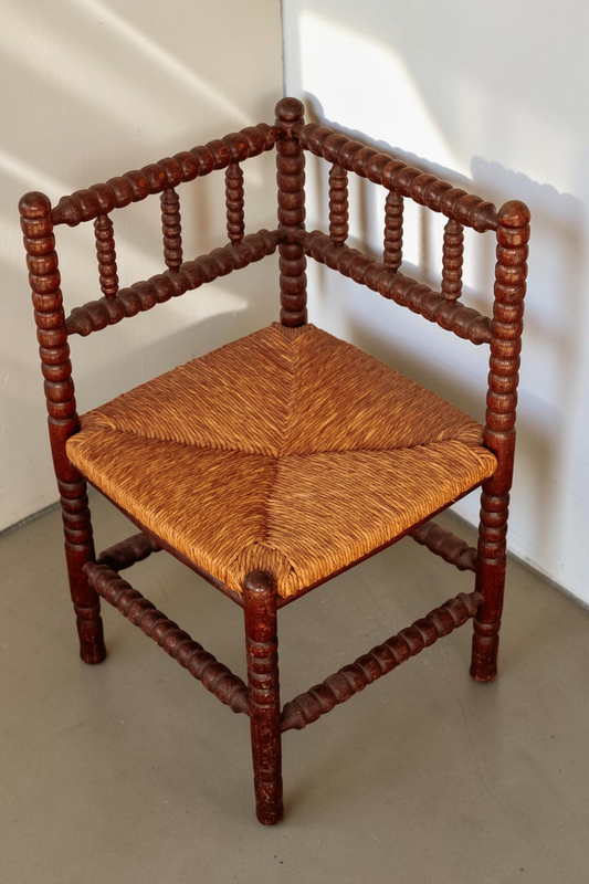 tessvintage vintage hoekstoel van massief hout met bobbin details en een gevlochten rieten zitting