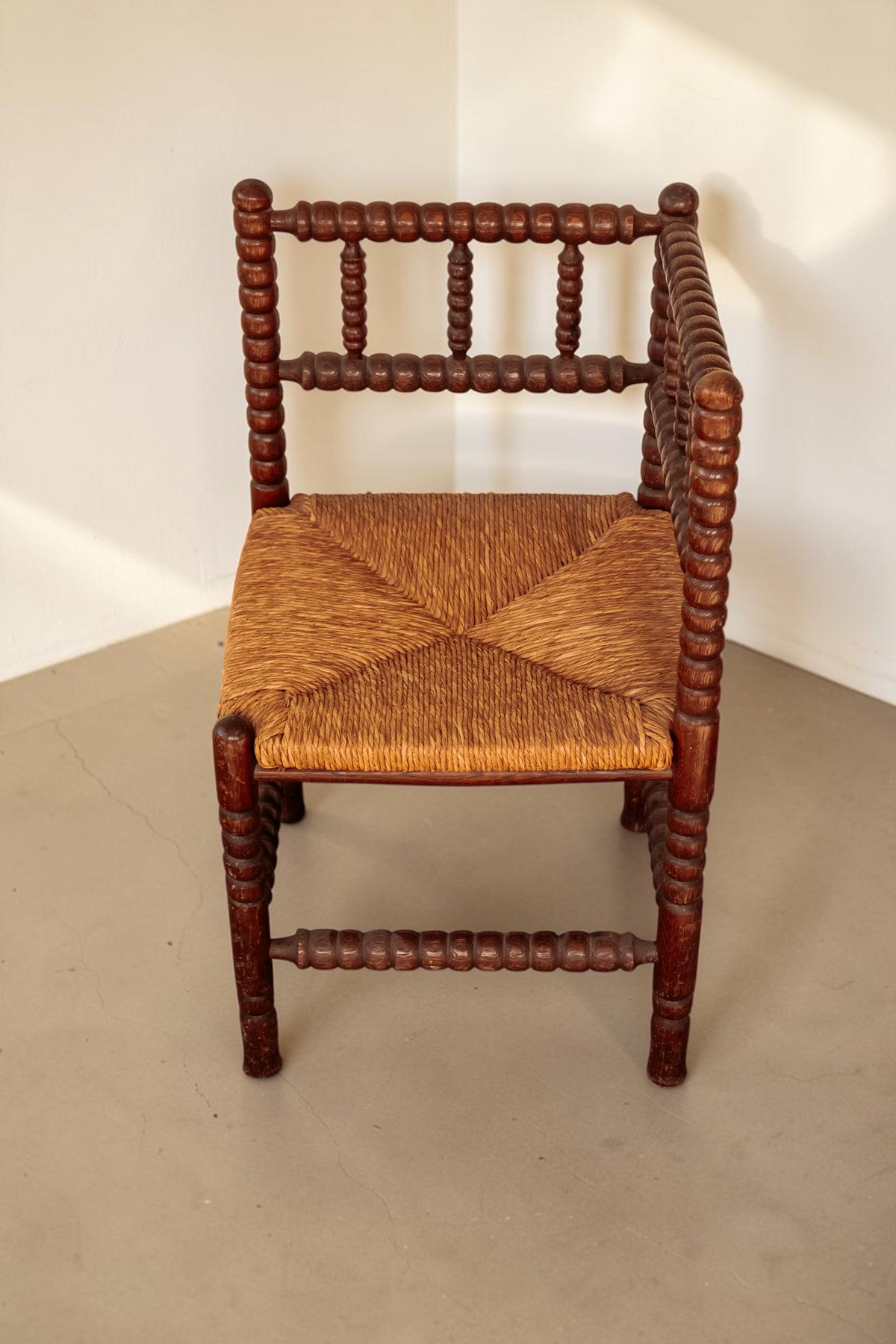 tessvintage vintage bobbin hoekstoel van massief hout met een gevlochten rieten zitting in een klassieke stijl