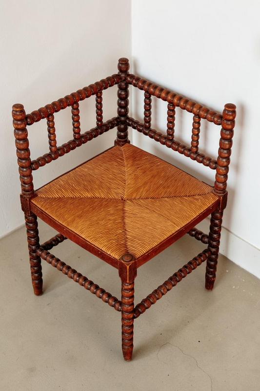 tessvintage vintage hoekstoel van massief hout met bobbin details en een gevlochten rieten zitting