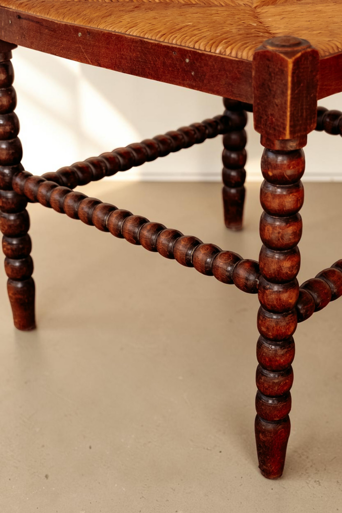 tessvintage vintage bobbin hoekstoel van massief hout met een gevlochten rieten zitting en gedraaide poten