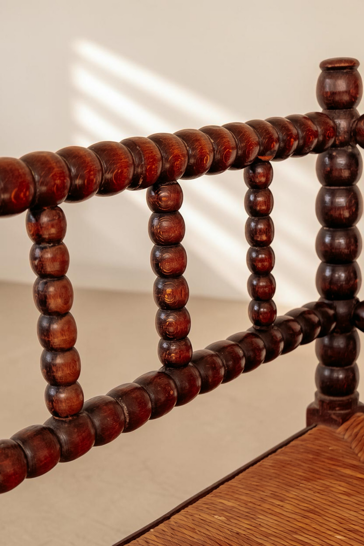 tessvintage vintage houten bobbin hoekstoel met gedetailleerde spijlen en een rieten zitting