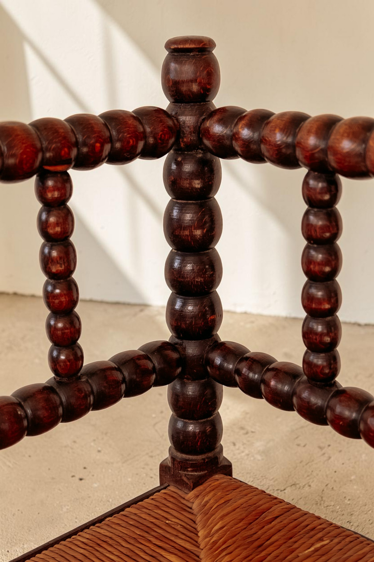 tessvintage vintage houten bobbin hoekstoel met gedetailleerde bolvormige spijlen en een gevlochten rieten zitting