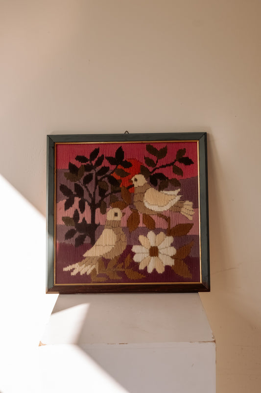 Ingelijst borduurkunstwerk met vogels en bloemen uit Denemarken