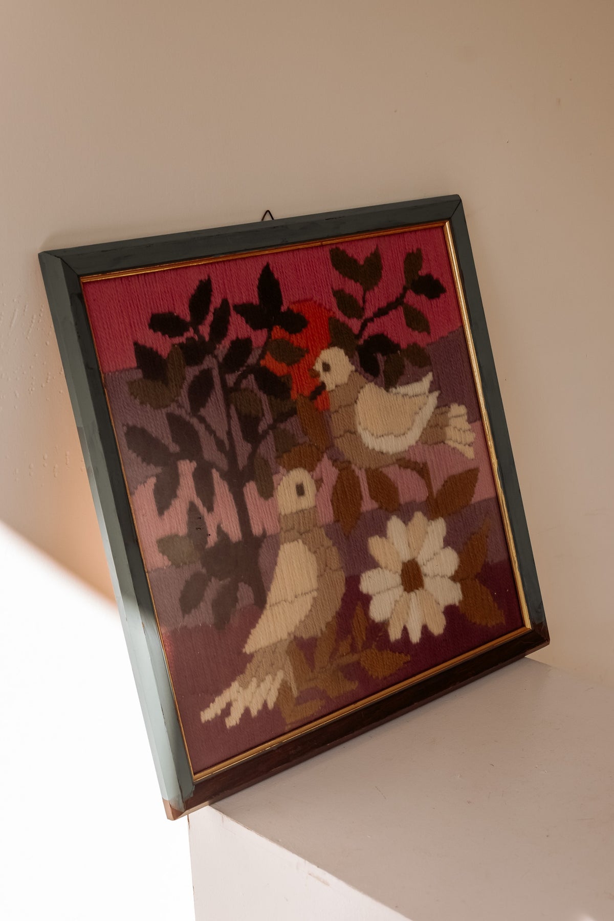 Ingelijst borduurkunstwerk met vogels en bloemen uit Denemarken