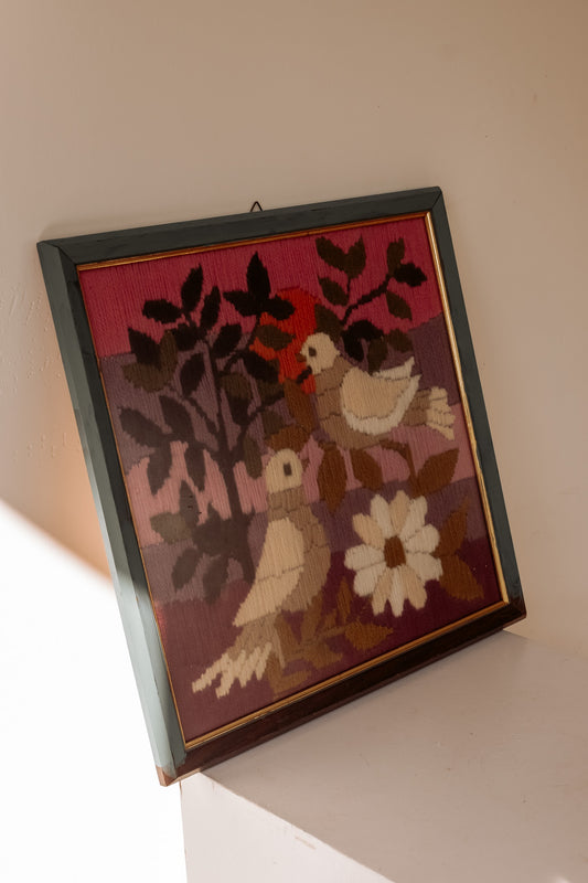 Ingelijst borduurkunstwerk met vogels en bloemen uit Denemarken