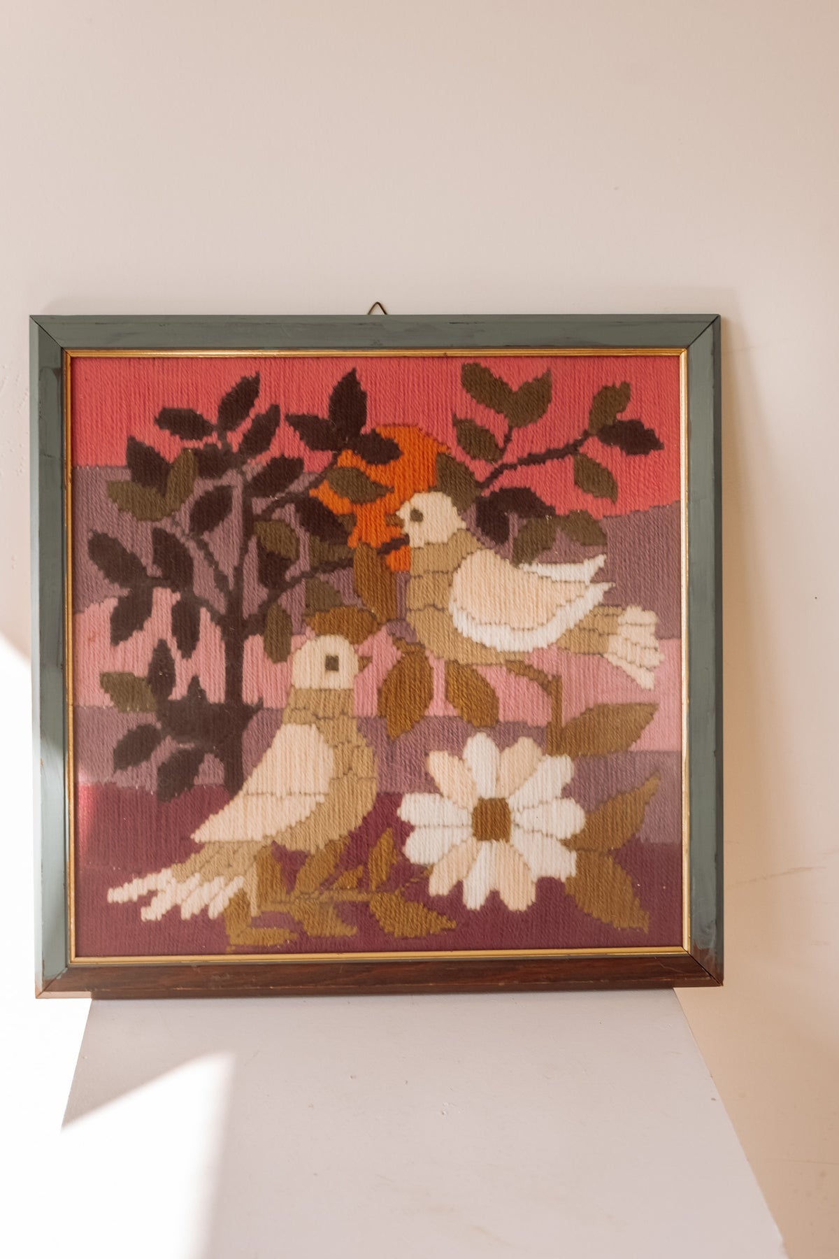 Ingelijst borduurkunstwerk met vogels en bloemen uit Denemarken