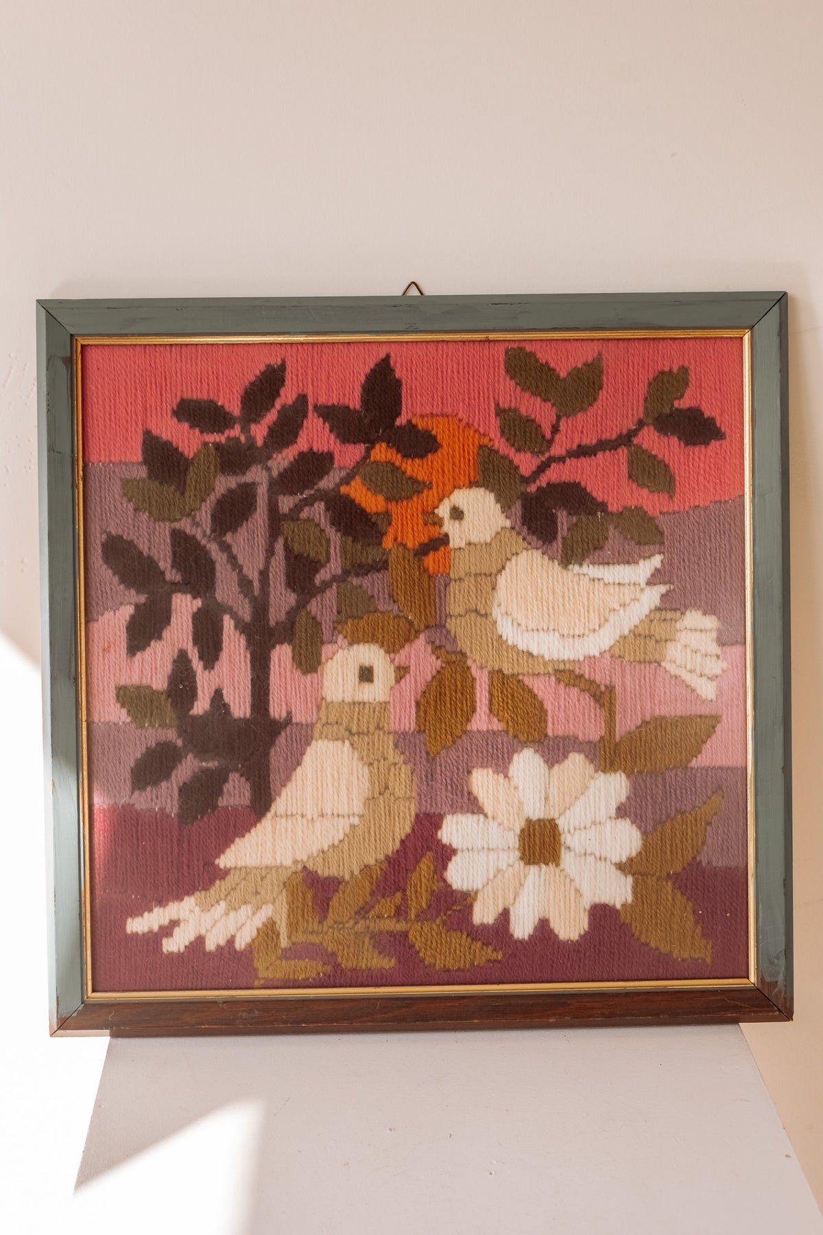 Ingelijst borduurkunstwerk met vogels en bloemen uit Denemarken