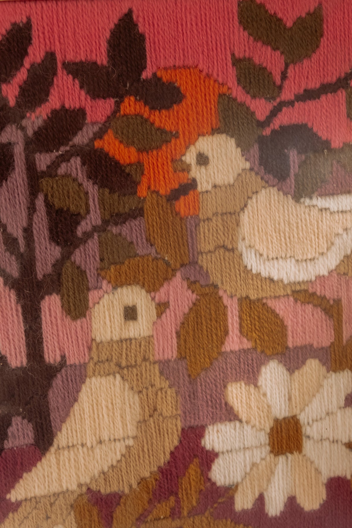 Ingelijst borduurkunstwerk met vogels en bloemen uit Denemarken