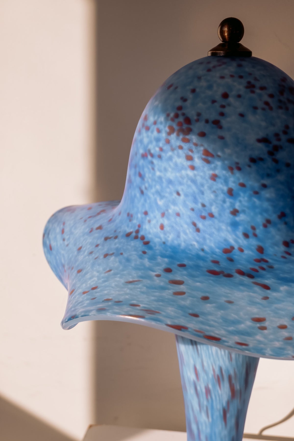 Pâte de verre mushroom tafellamp uit Frankrijk in blauw gespikkeld glas