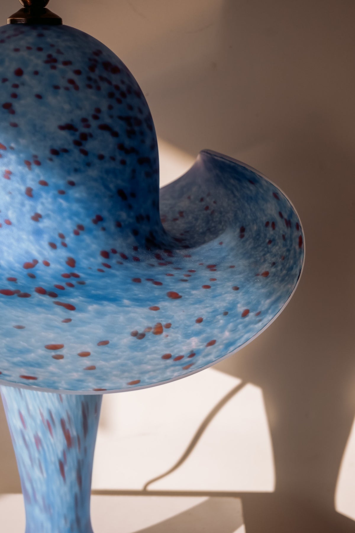 Pâte de verre mushroom tafellamp uit Frankrijk in blauw gespikkeld glas