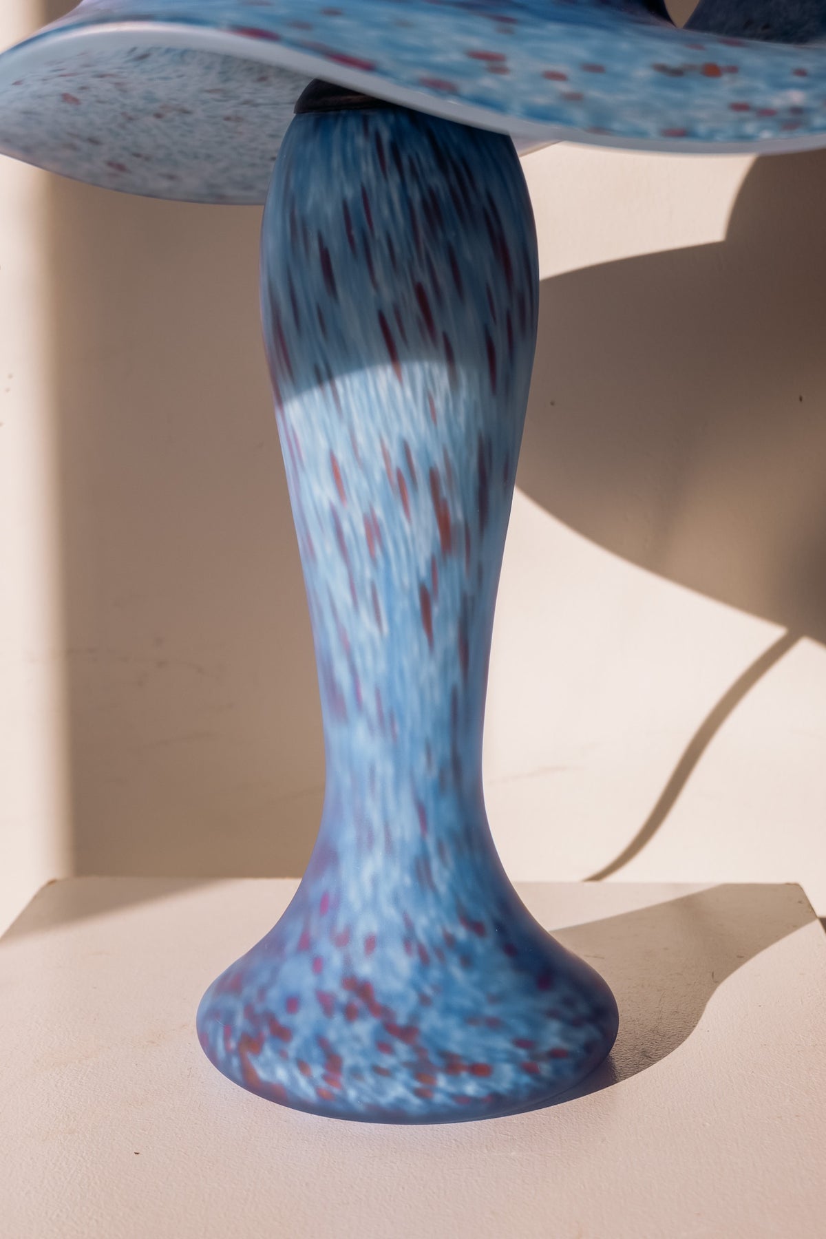 Pâte de verre mushroom tafellamp uit Frankrijk in blauw gespikkeld glas