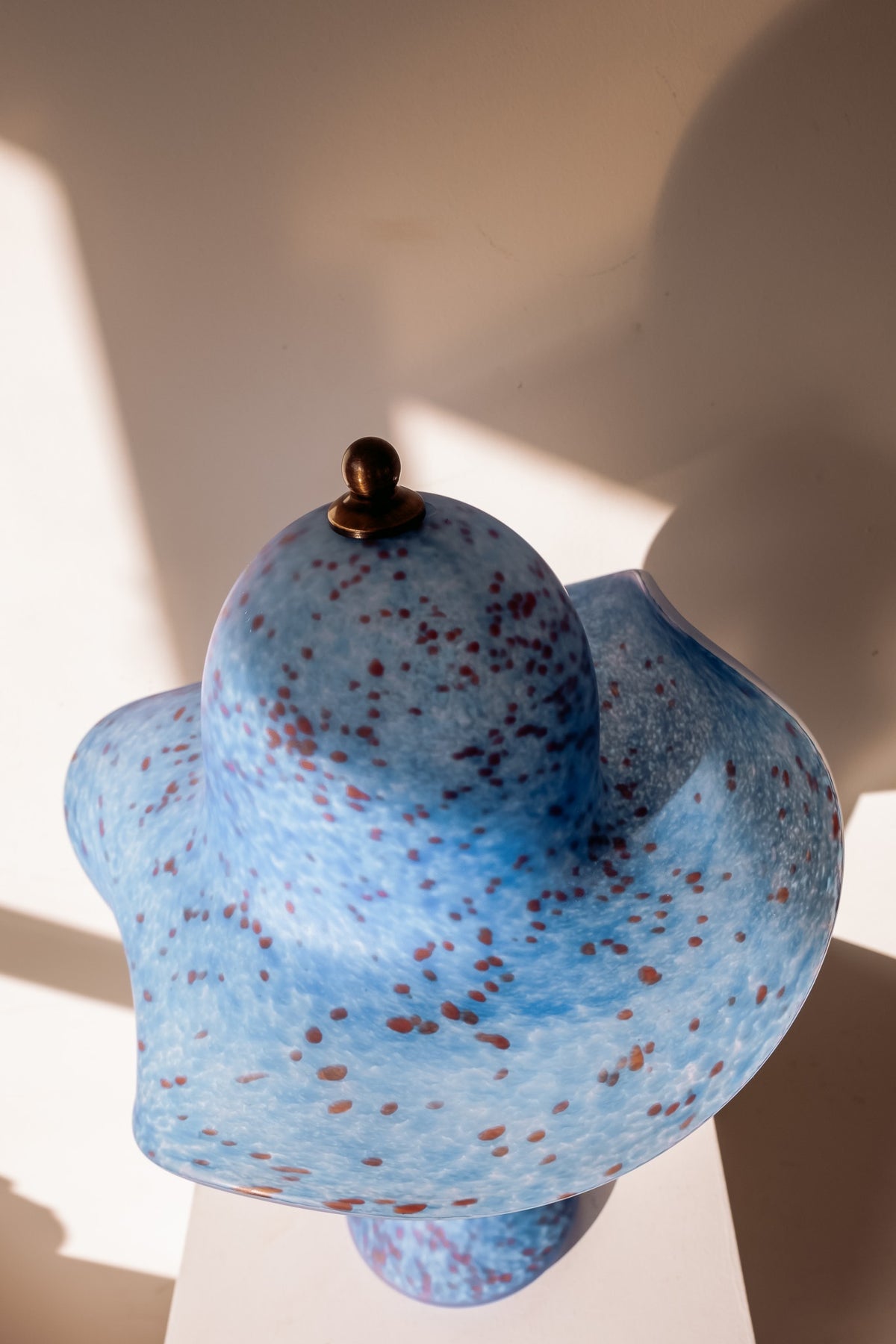 Pâte de verre mushroom tafellamp uit Frankrijk in blauw gespikkeld glas