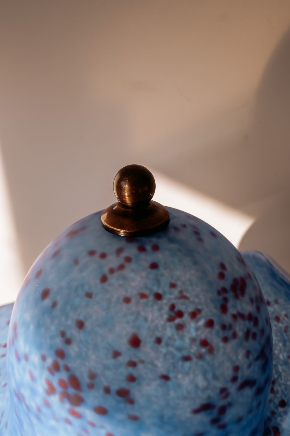 Pâte de verre mushroom tafellamp uit Frankrijk in blauw gespikkeld glas