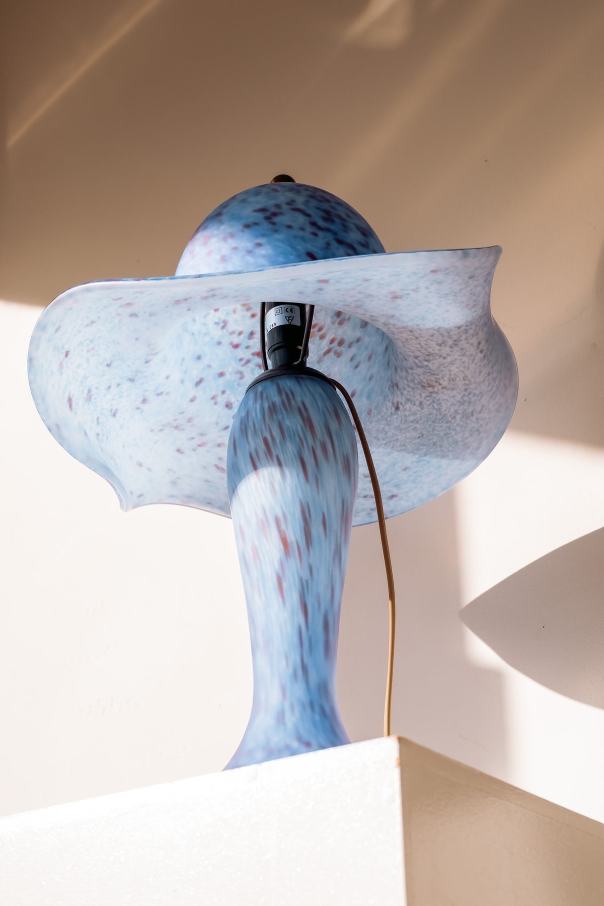 Pâte de verre mushroom tafellamp uit Frankrijk in blauw gespikkeld glas