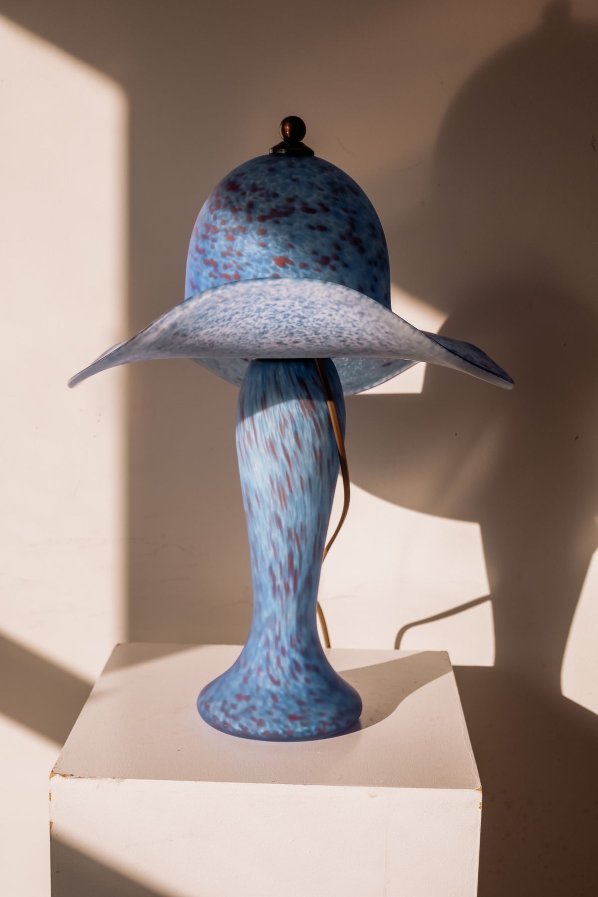 Pâte de verre mushroom tafellamp uit Frankrijk in blauw gespikkeld glas
