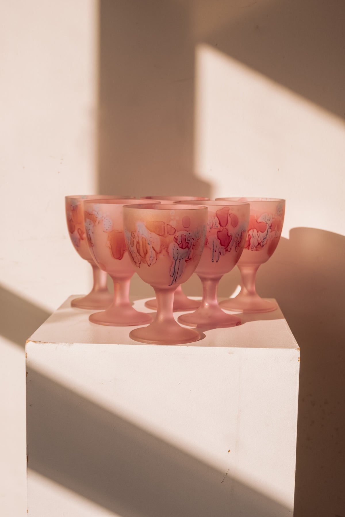 Roze frosted handbeschilderde wijnglazen, set van 6