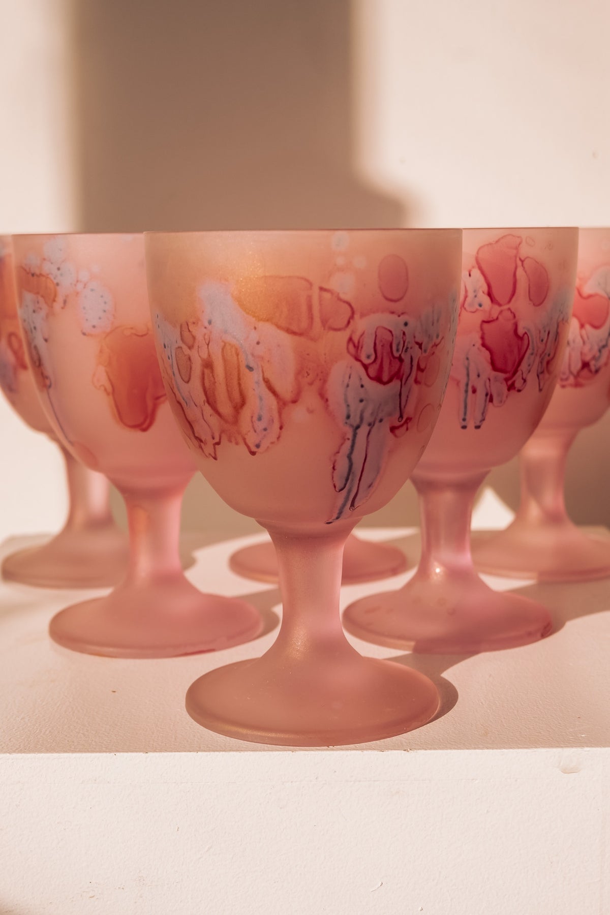 Roze frosted handbeschilderde wijnglazen, set van 6