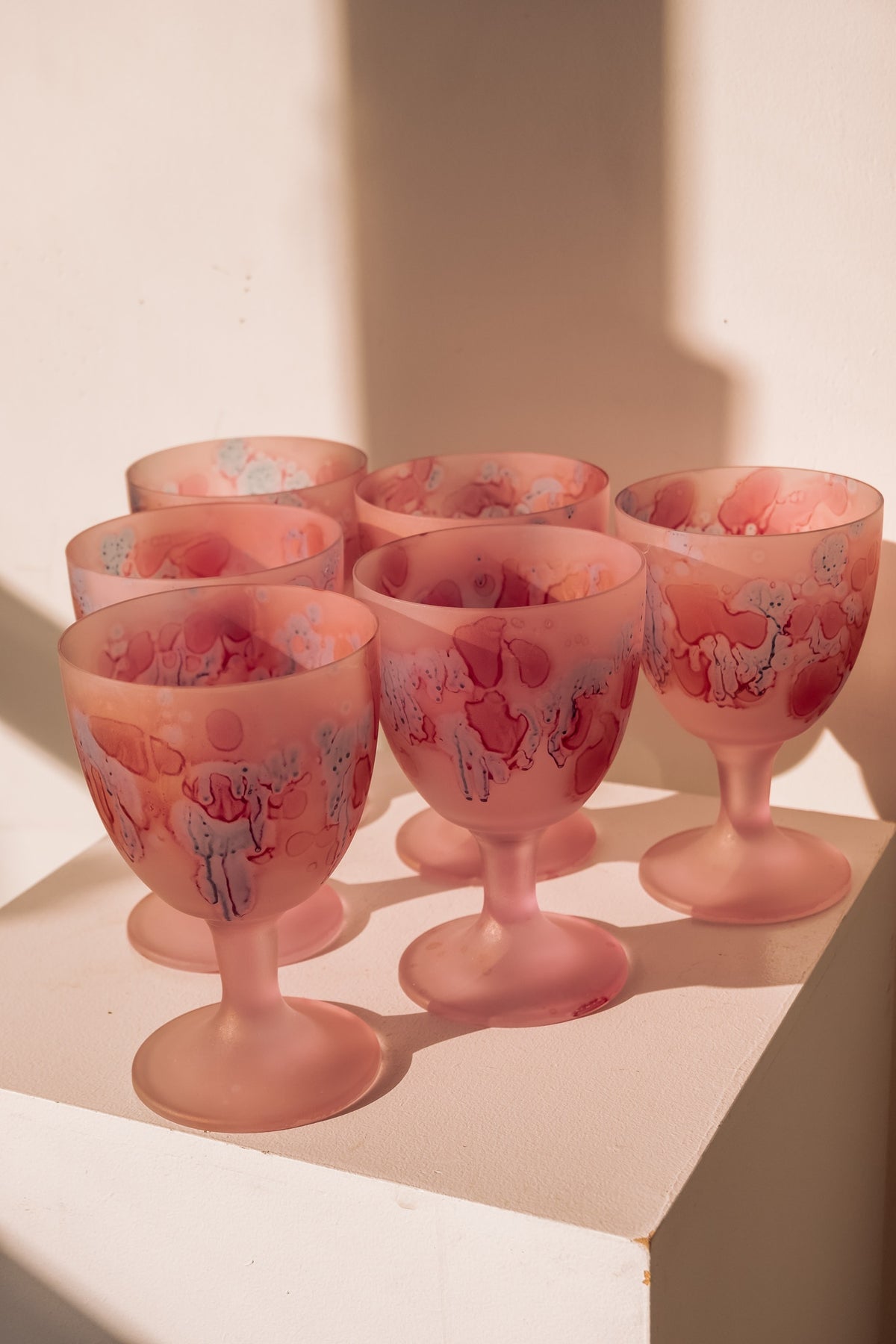 Roze frosted handbeschilderde wijnglazen, set van 6