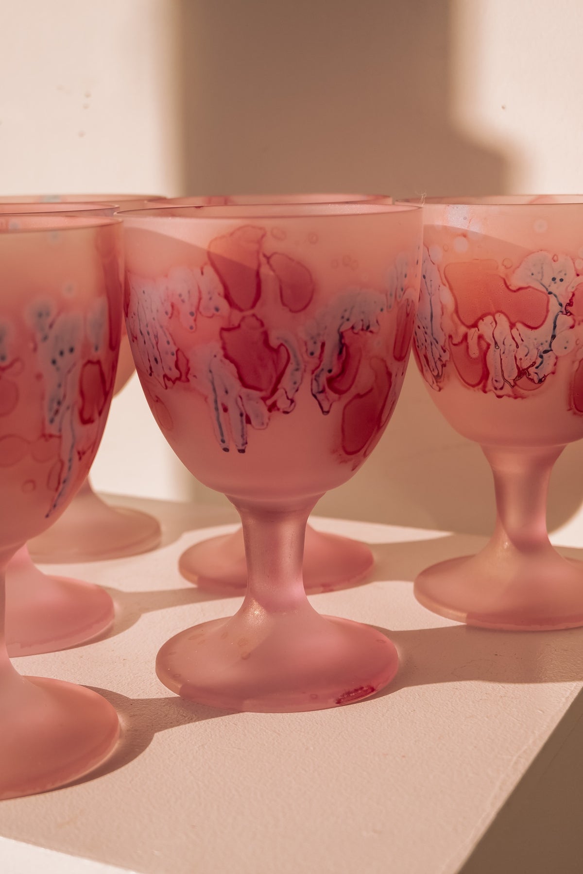 Roze frosted handbeschilderde wijnglazen, set van 6