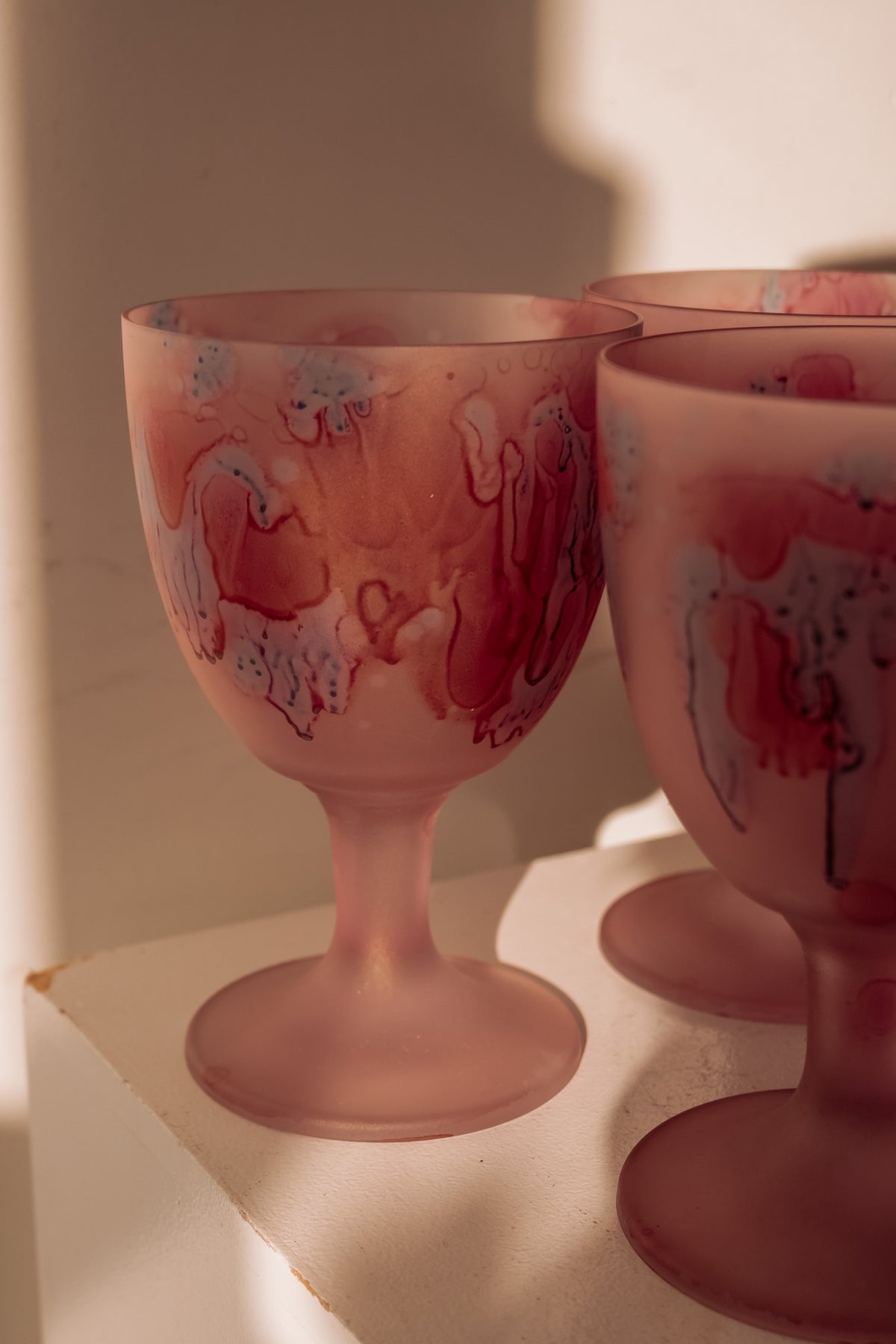 Roze frosted handbeschilderde wijnglazen, set van 6