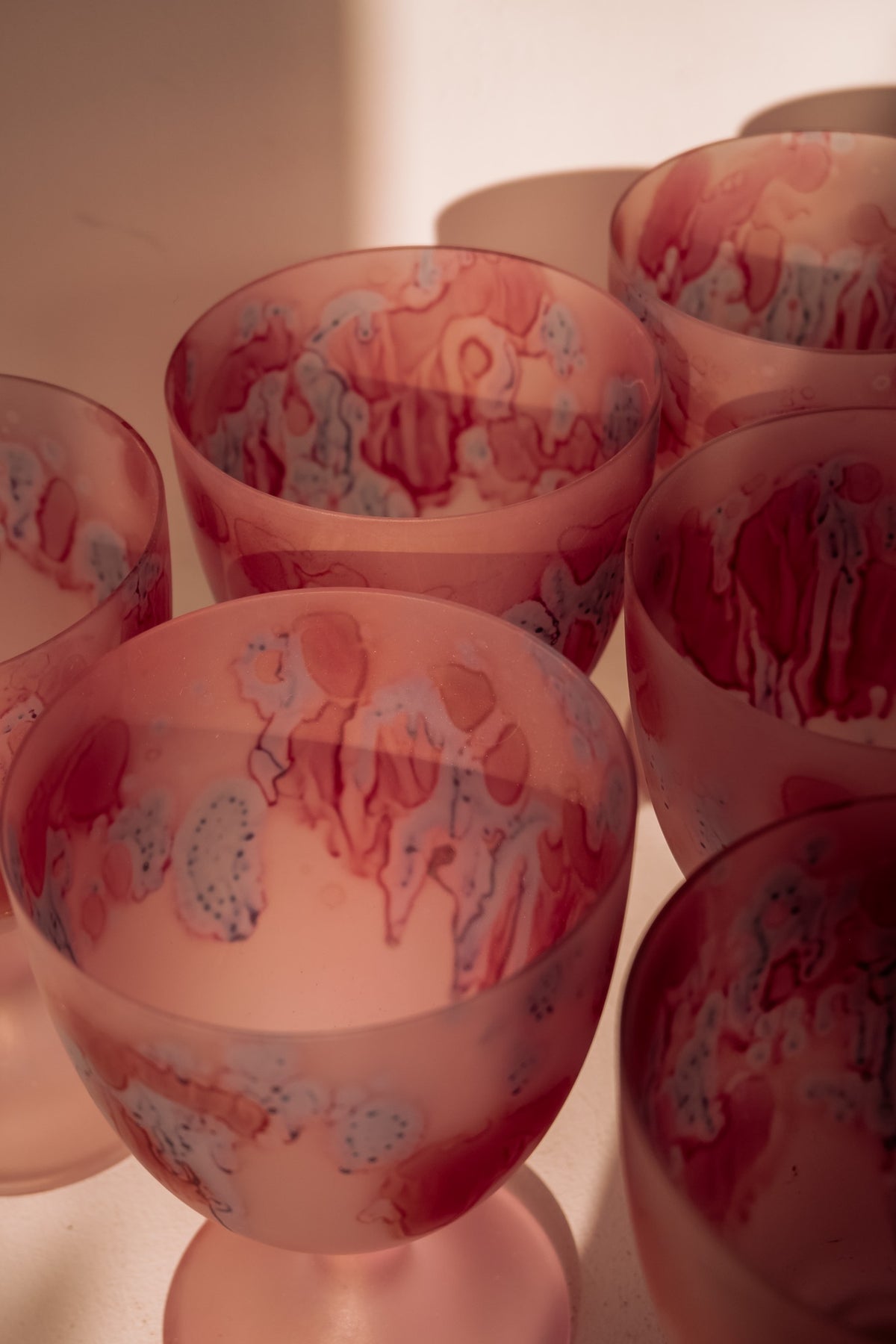 Roze frosted handbeschilderde wijnglazen, set van 6