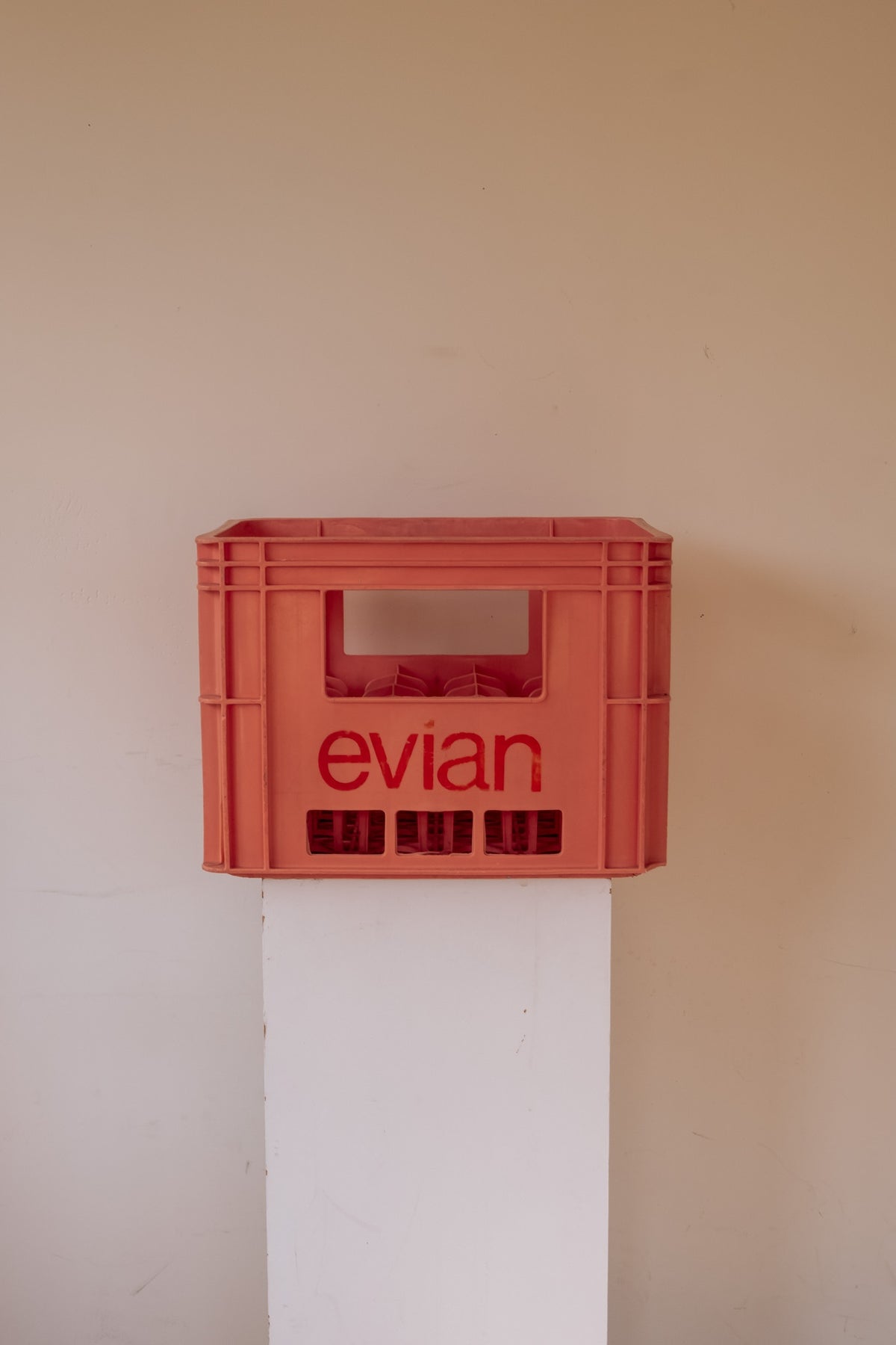 Vintage roze Evian flessenkrat
