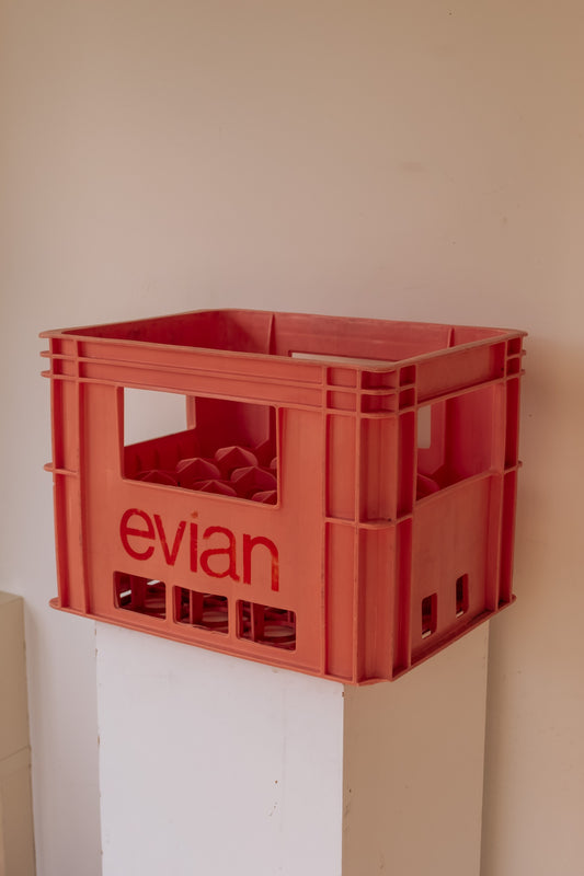 Vintage roze Evian flessenkrat