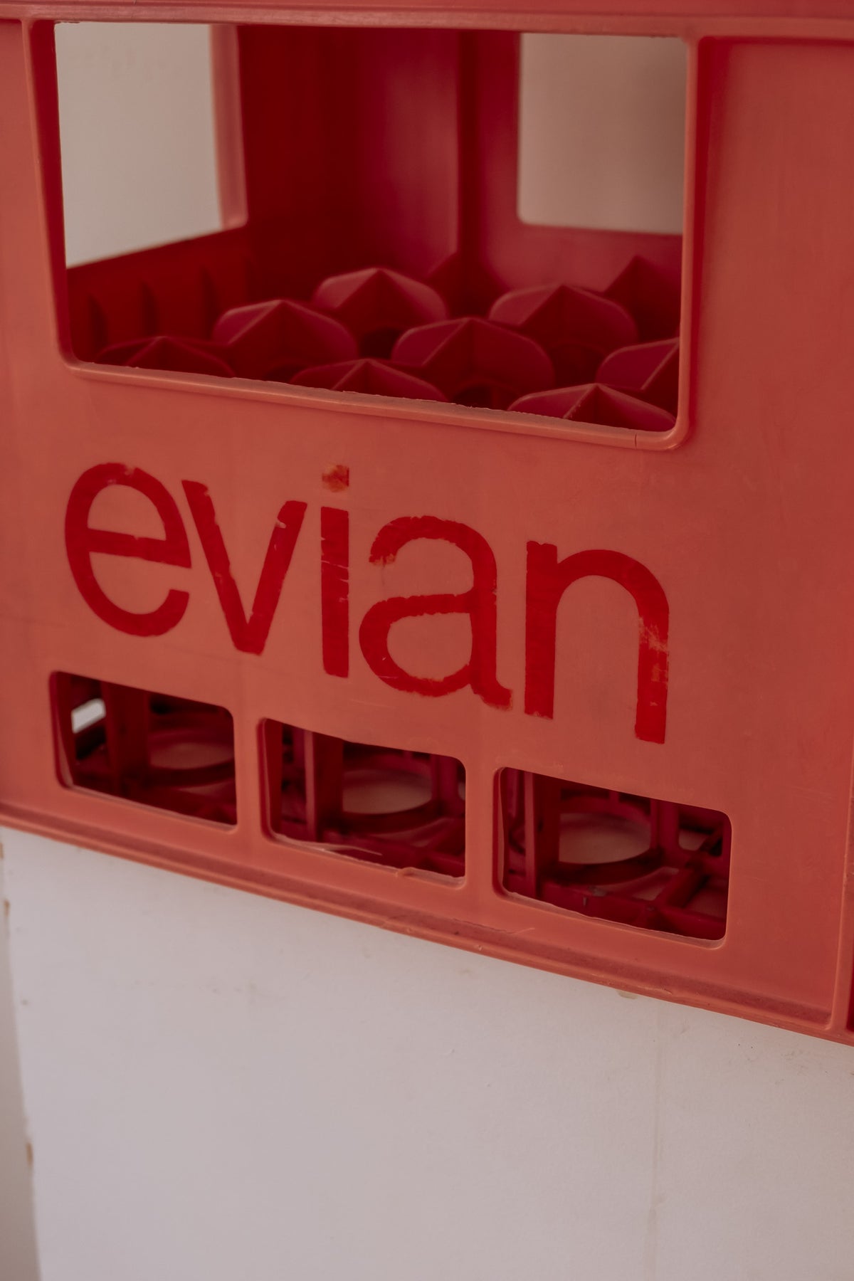 Vintage roze Evian flessenkrat