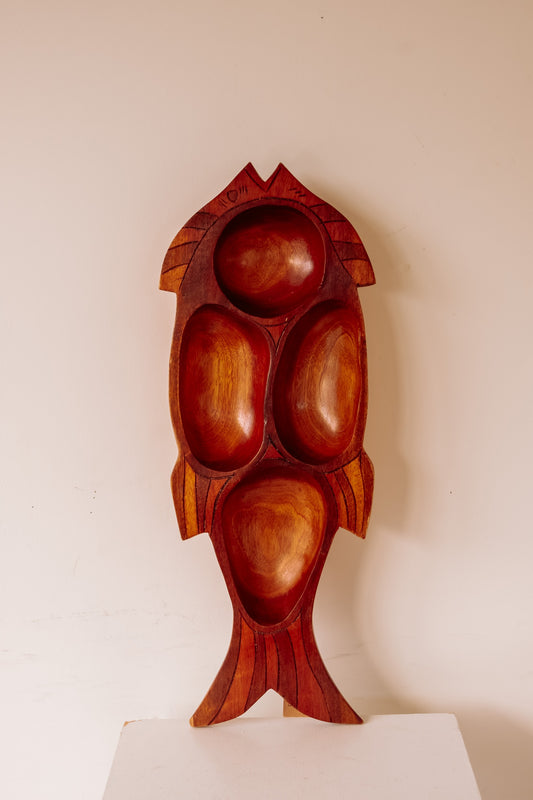 Grote houten borrelplank in de vorm van een vis