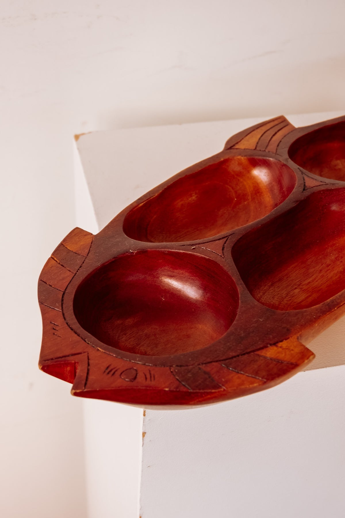 Grote houten borrelplank in de vorm van een vis
