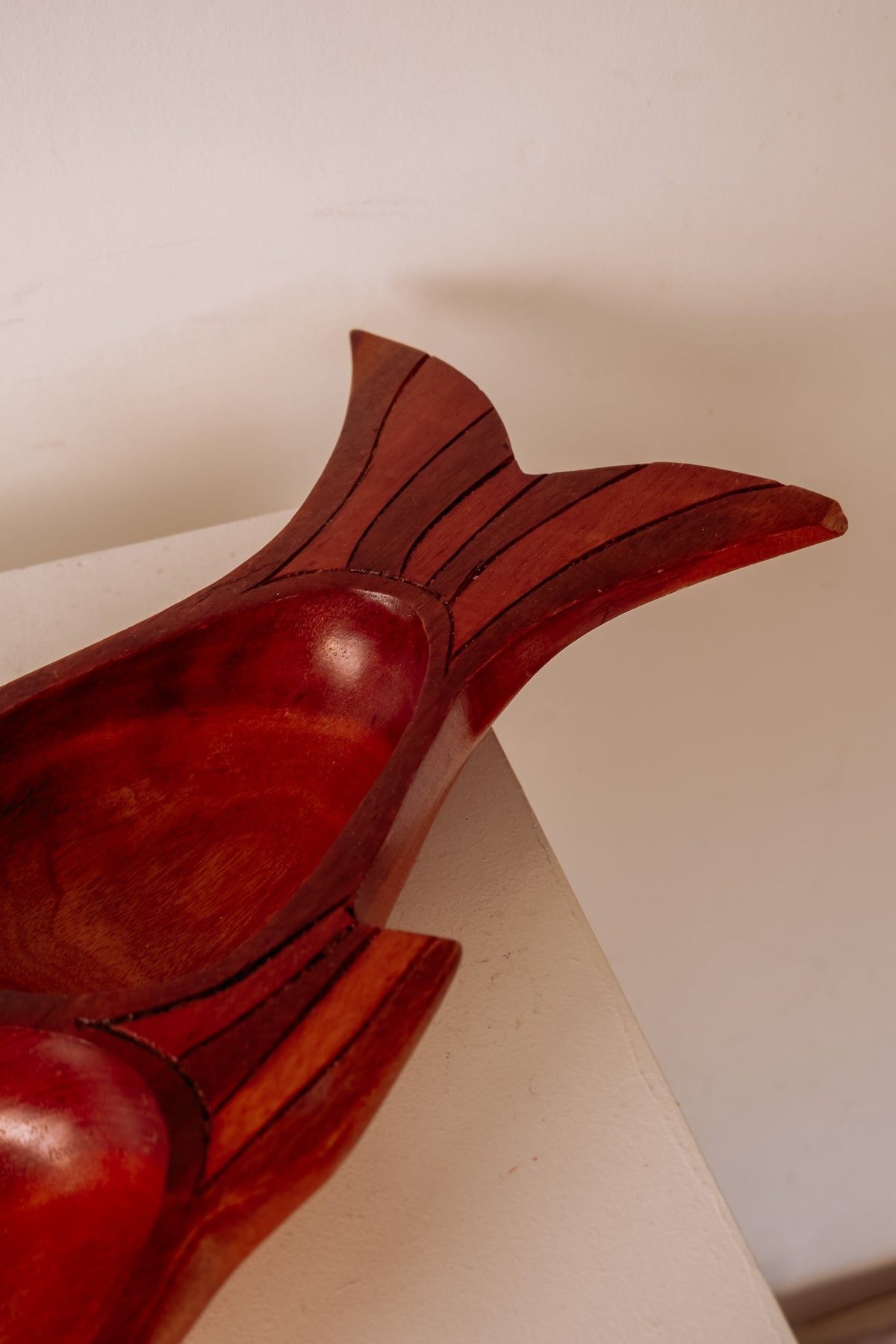 Grote houten borrelplank in de vorm van een vis