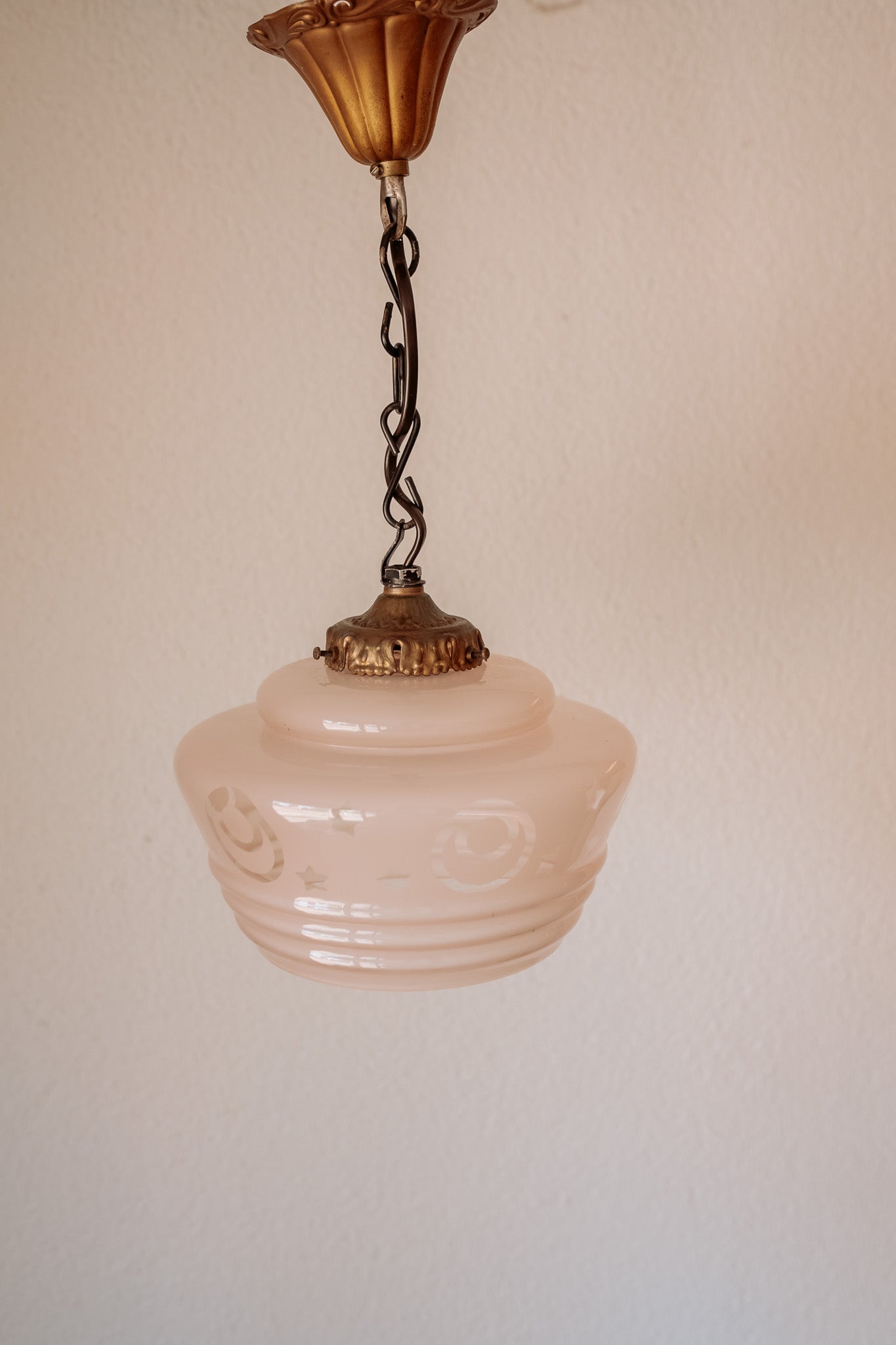 Light pink glass hanging lamp