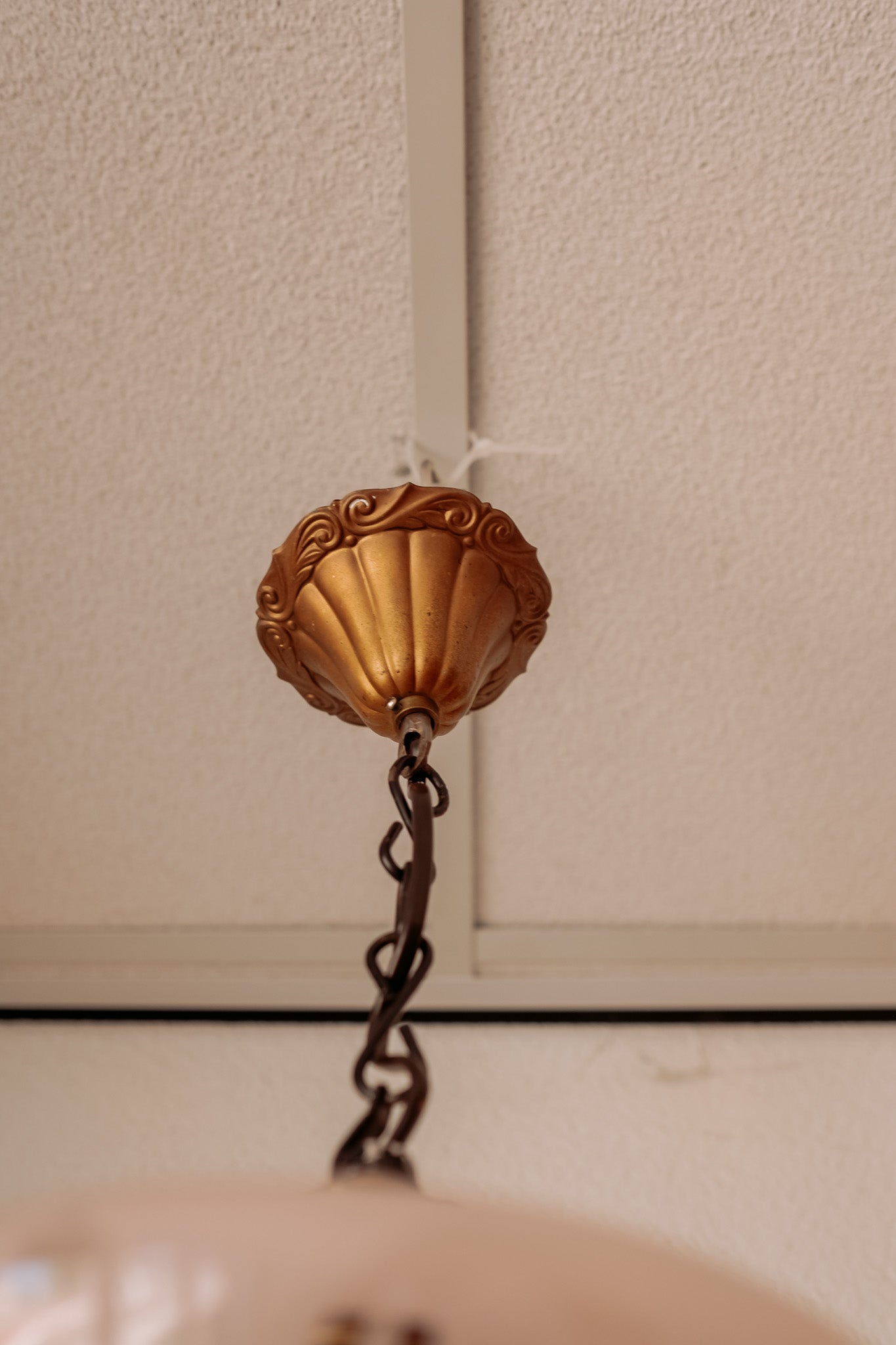 Light pink glass hanging lamp