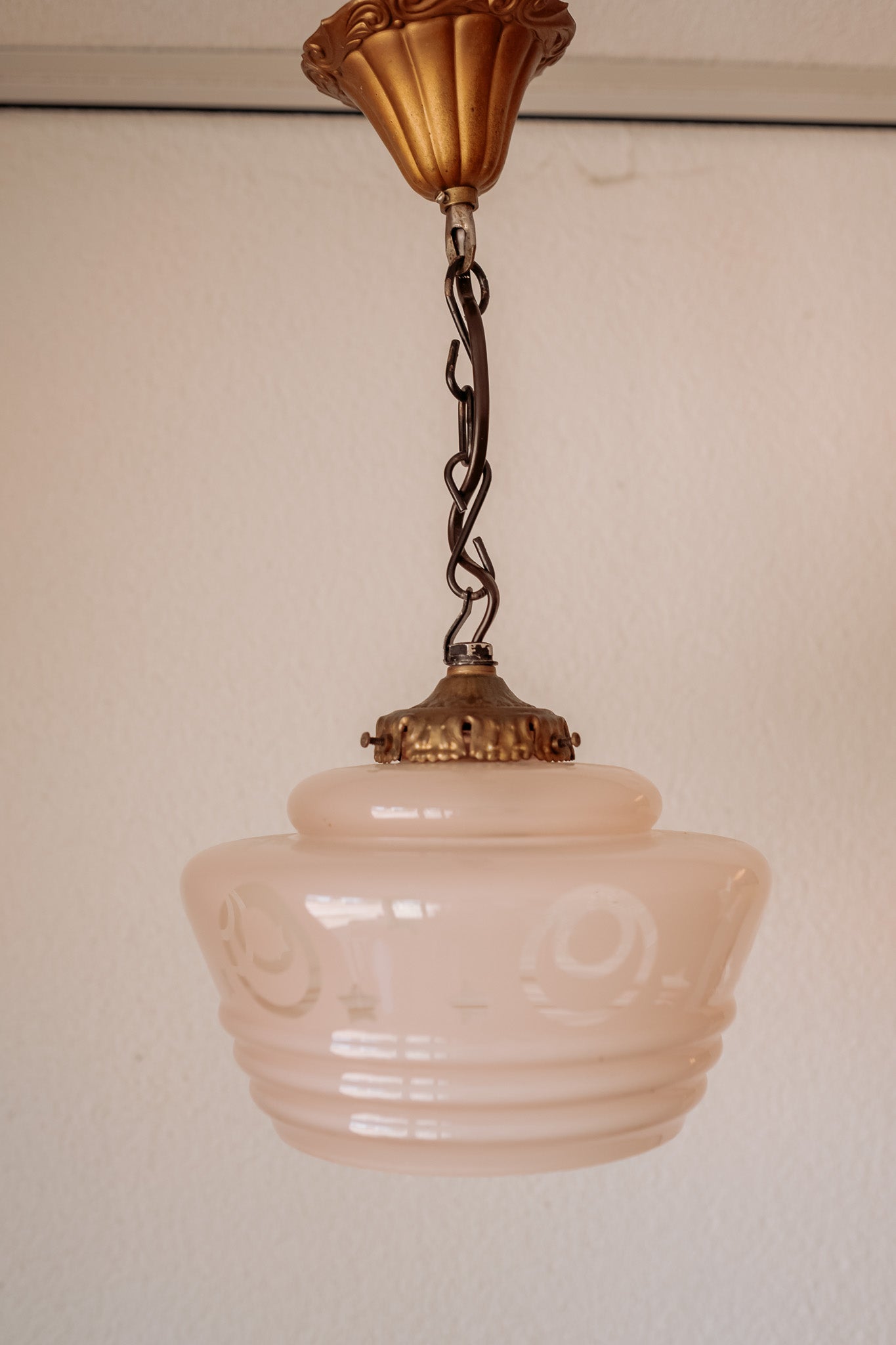 Light pink glass hanging lamp