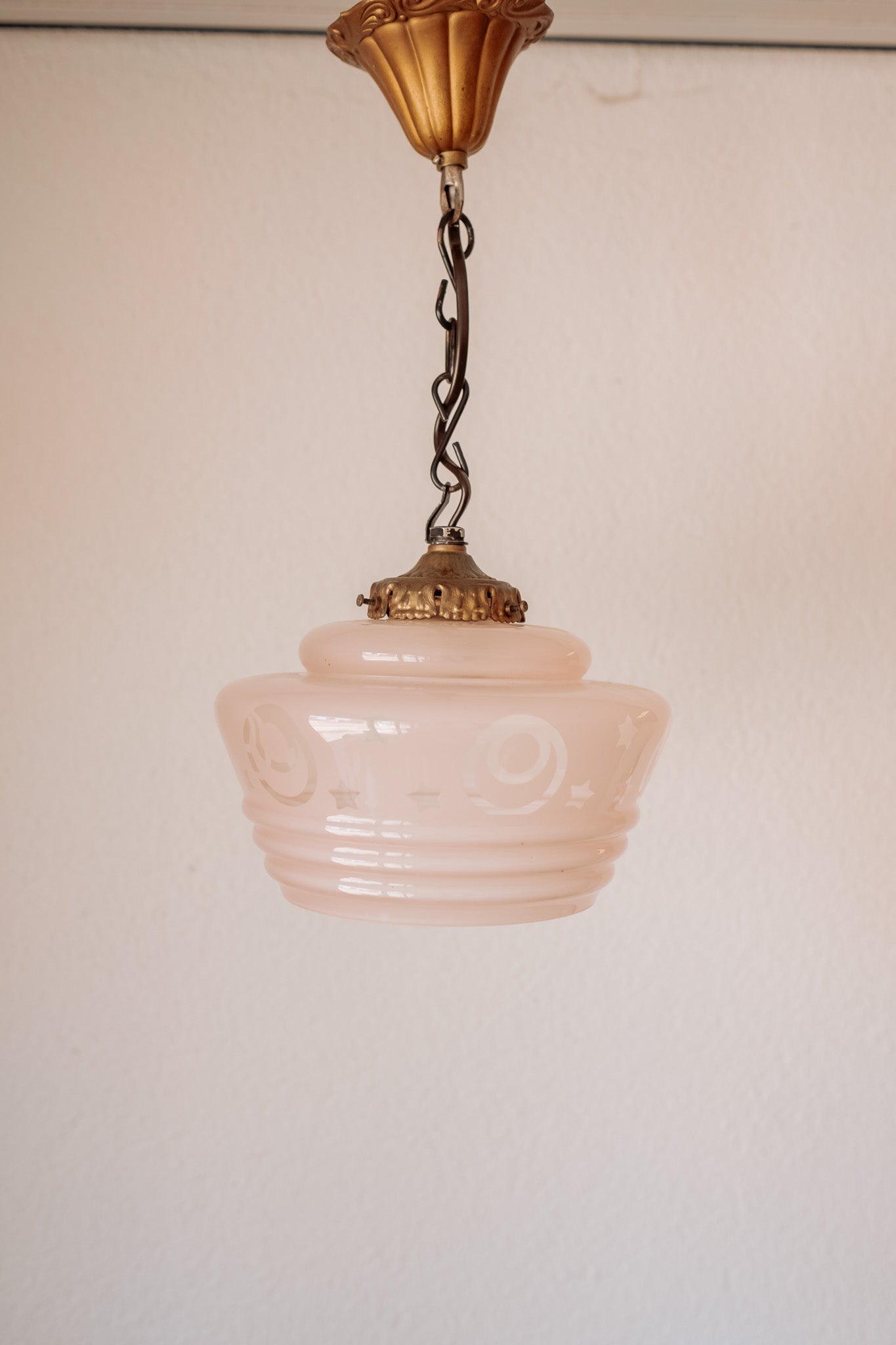 Light pink glass hanging lamp